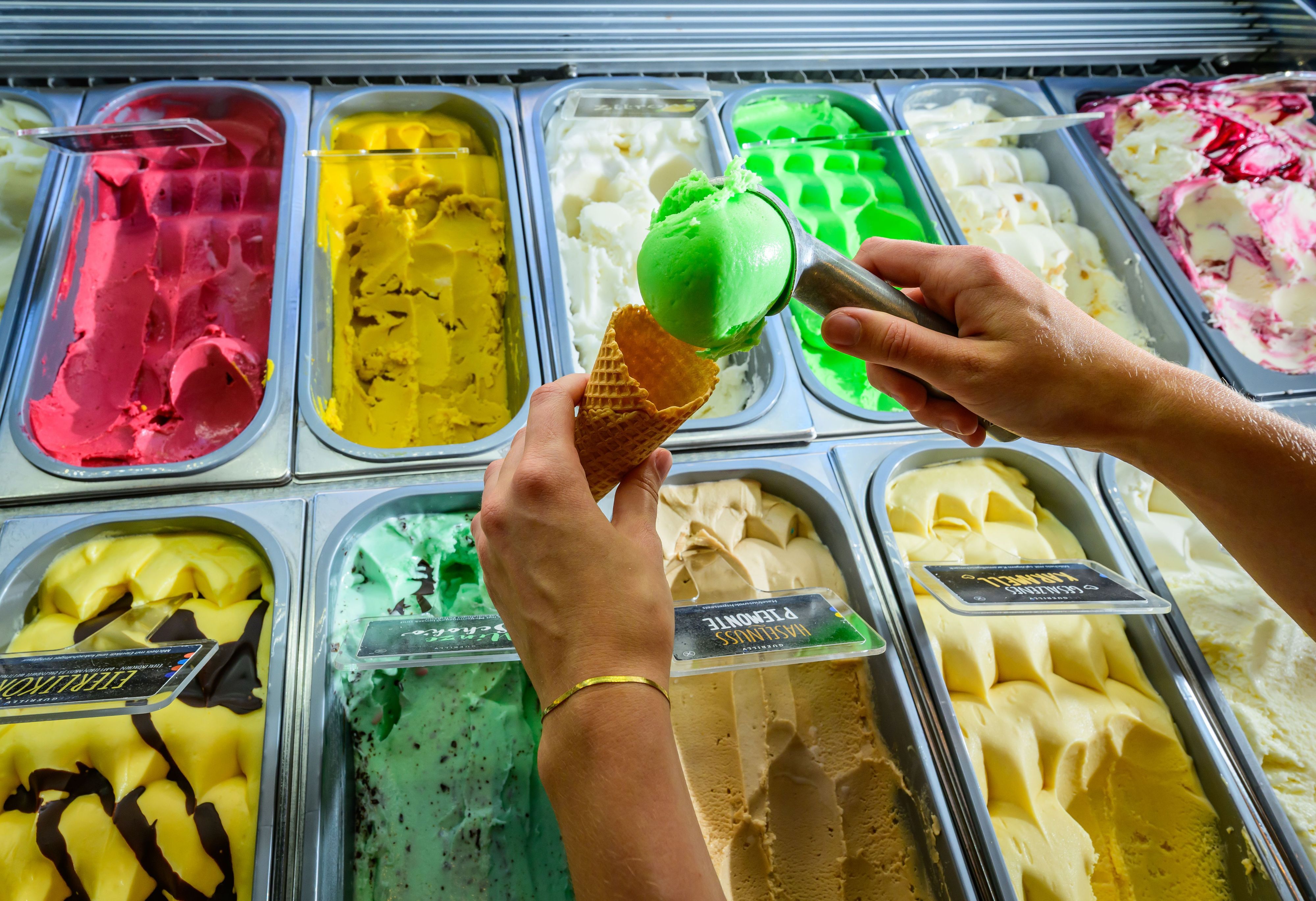 Verschiedene Eissorten sind in einem Eisladen zu sehen.
