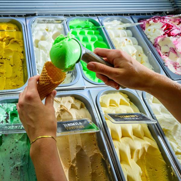 Verschiedene Eissorten sind in einem Eisladen zu sehen.
