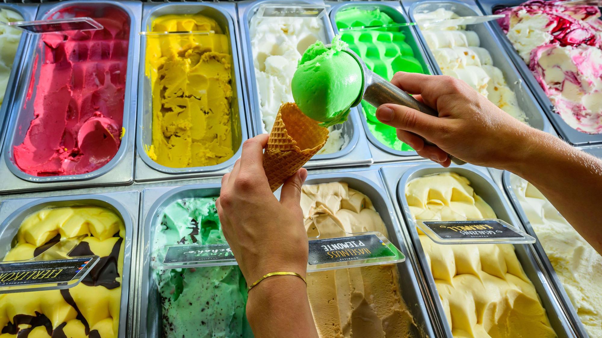 Verschiedene Eissorten sind in einem Eisladen zu sehen.