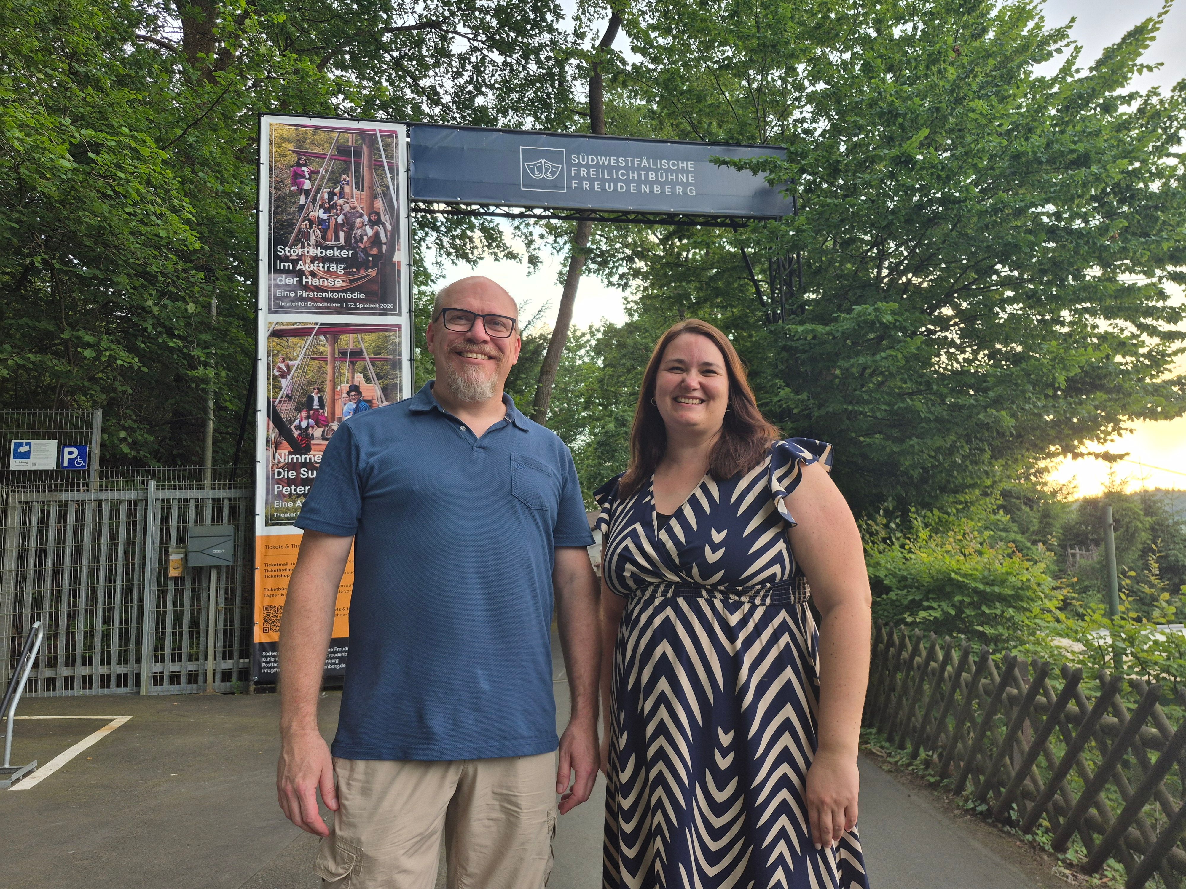 Ein Mann und eine Frau vor dem Bühnenportal.