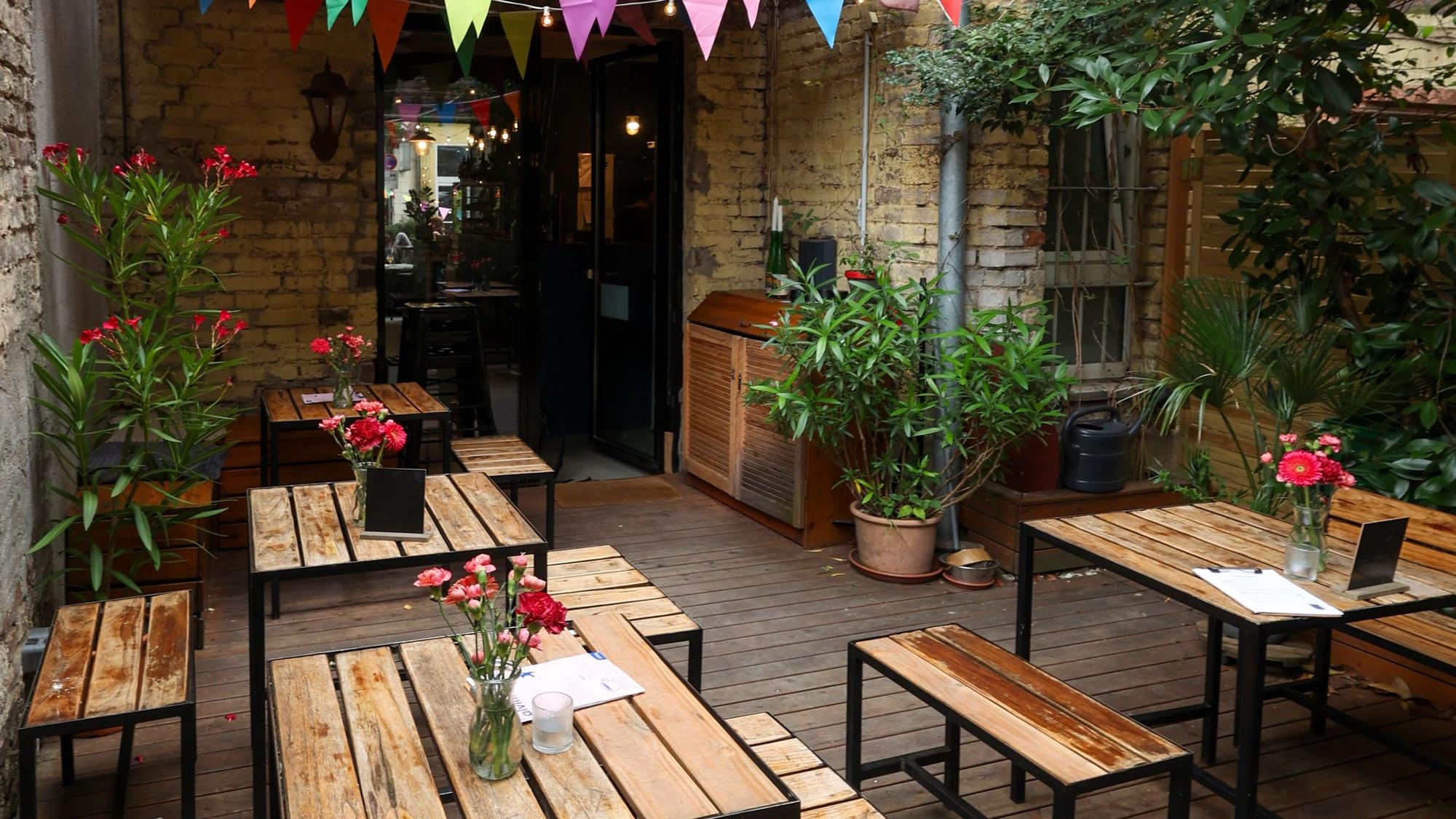 Die Terrasse der Alvinha Wein- und Kaffeebar.