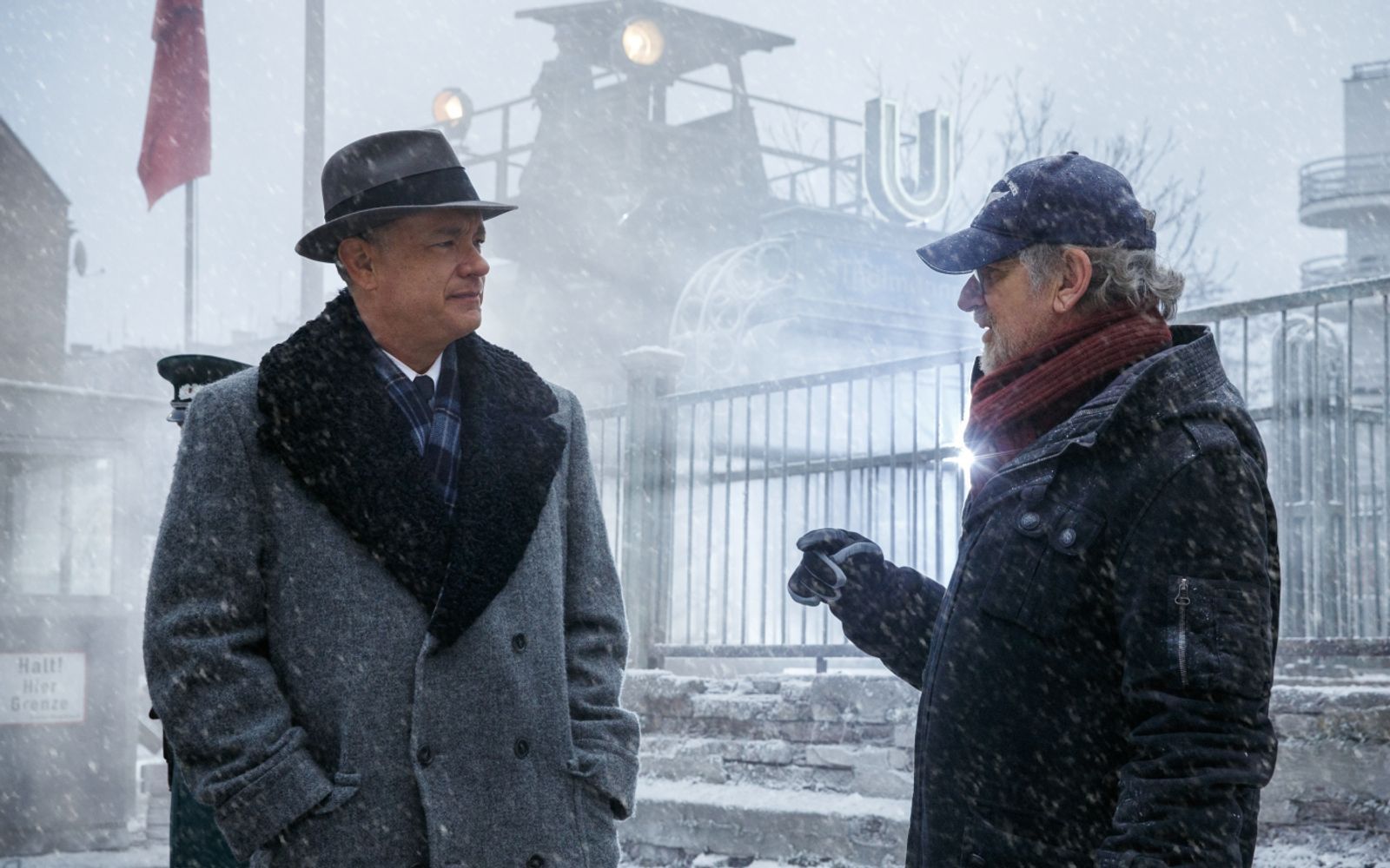 Zu Deutschland hatte Tom Hanks schon immer eine besondere Beziehung. Kein Wunder, dass er sich in Berlin wohlfühlte, wo er 2015 das Agentendrama „Bridge of Spies“ drehte - mit, genau: Steven Spielberg (rechts). (Bild: Fox)