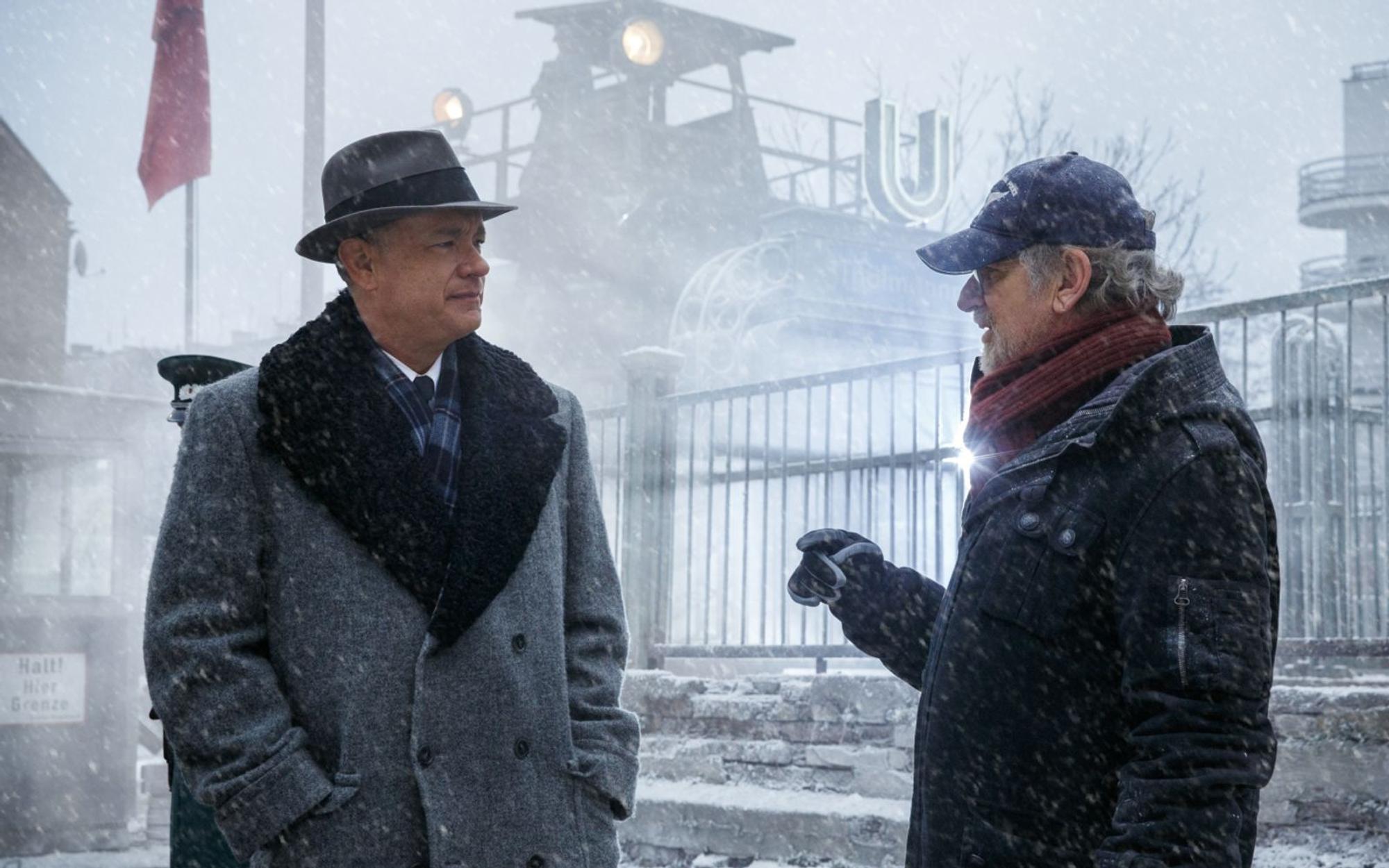 Zu Deutschland hatte Tom Hanks schon immer eine besondere Beziehung. Kein Wunder, dass er sich in Berlin wohlfühlte, wo er 2015 das Agentendrama „Bridge of Spies“ drehte - mit, genau: Steven Spielberg (rechts). (Bild: Fox)