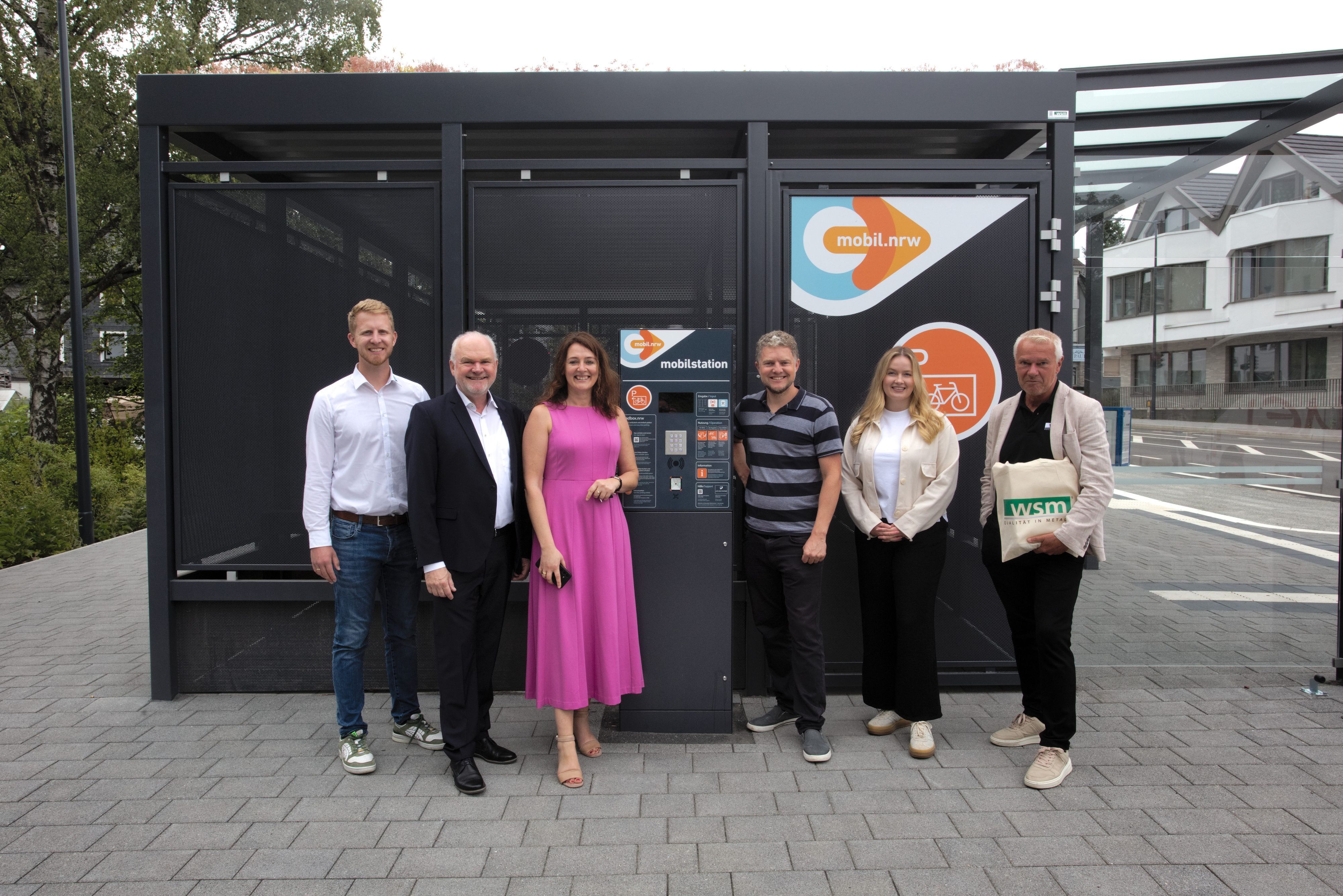 Großer Bahnhof für Waldbröls erste Mobilstation (von links): Christoph Solbach (Geschäftsführer WSM), Heinz-Peter Schröder (Geschäftsführer Energiewerke Waldböl), Bürgermeisterin Larissa Weber, Mobilitätsmanager Rudolf Bergen, Lea Nagel (Go.Rheinland) und Manfred-Henry Daub (WSM) auf dem Gelände an der Friedenstraße.