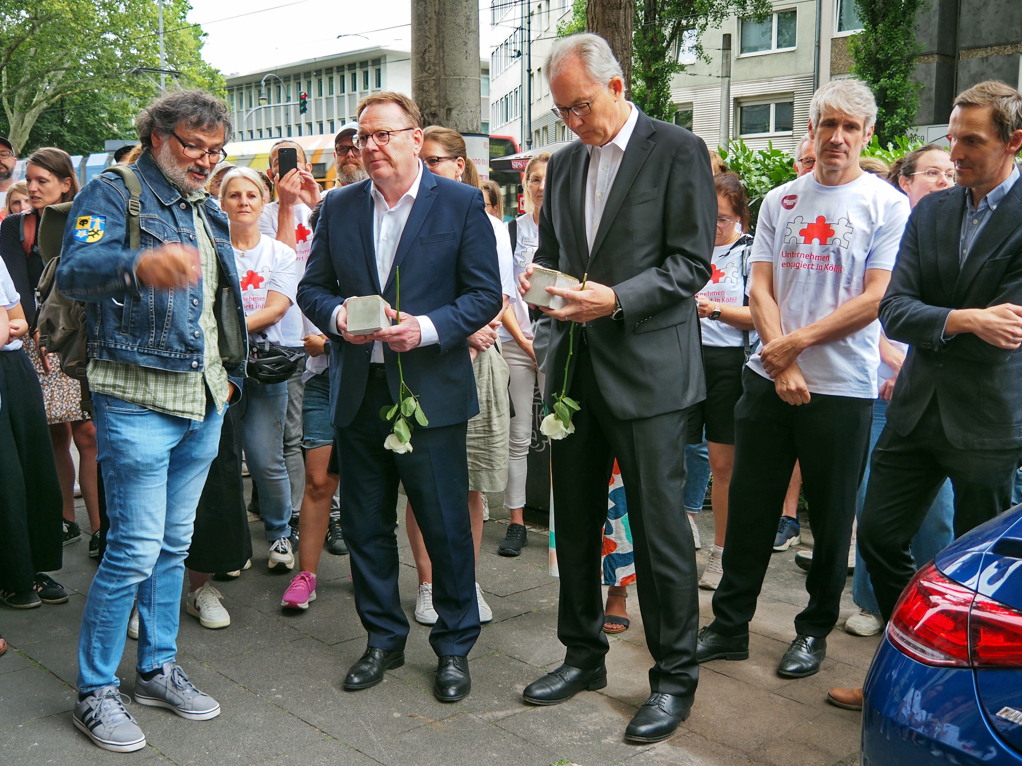 Torsten Burmester, Ulrich Voigt und das gesamte Forum „Unternehmen engagiert in Köln“ wollen mit den neuen Stolpersteinen an das jüdische Ehepaar Lindemann, das 1942 von den Nazis ermordet wurde, erinnern.