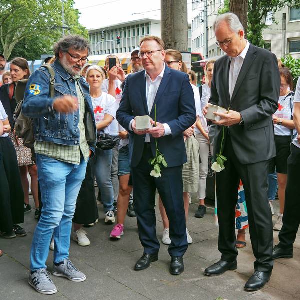 Torsten Burmester, Ulrich Voigt und das gesamte Forum „Unternehmen engagiert in Köln“ wollen mit den neuen Stolpersteinen an das jüdische Ehepaar Lindemann, das 1942 von den Nazis ermordet wurde, erinnern.