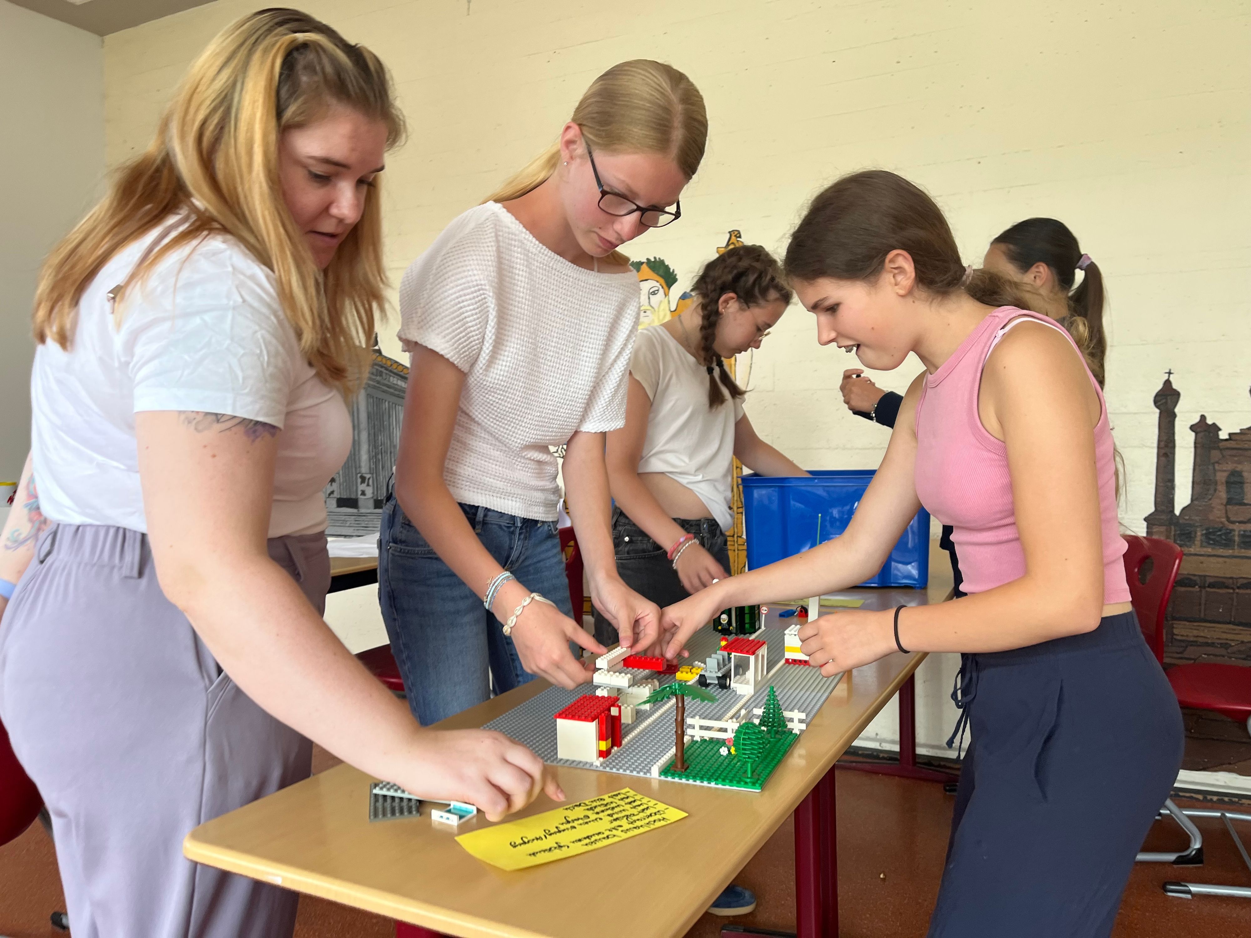Maschinenbauerin Silvia Sucic (l.) entwickelt mit den Schülerinnen agile Entwicklungsmethoden anhand von Lego-Bauten.