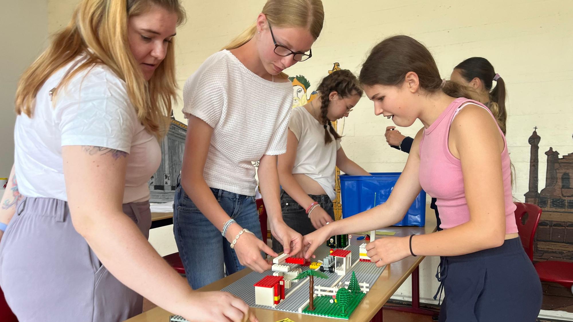 Maschinenbauerin Silvia Sucic (l.) entwickelt mit den Schülerinnen agile Entwicklungsmethoden anhand von Lego-Bauten.