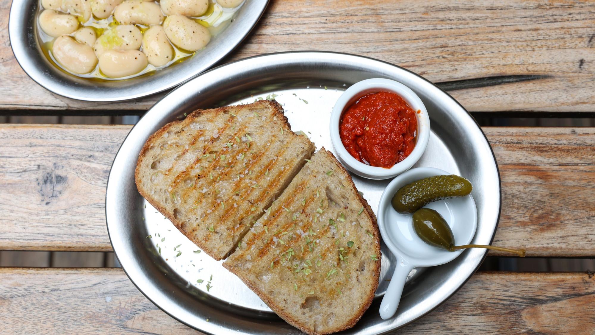 Gegrilltes Käsesandwich mit portugiesischem Oregano und Piripiri