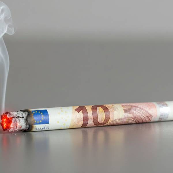 Symbolbild Tabaksteuer - brennende Zigarette, die aussieht wie ein Euro-Schein