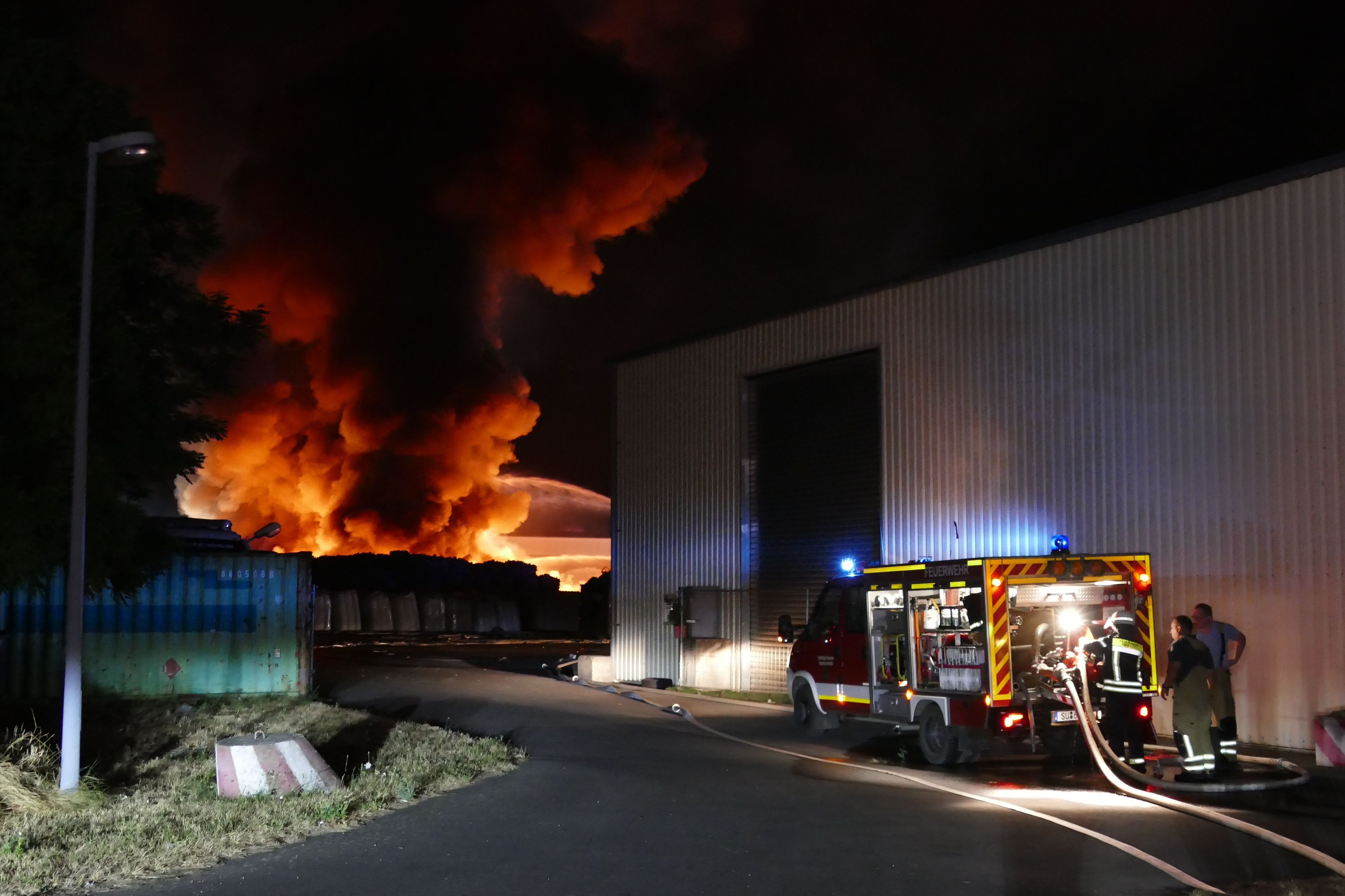 Zahlreiche Feuerwehren mehrerer Kommunen unterstützen die Swisttaler bei den anstregenden Löscharbeiten.