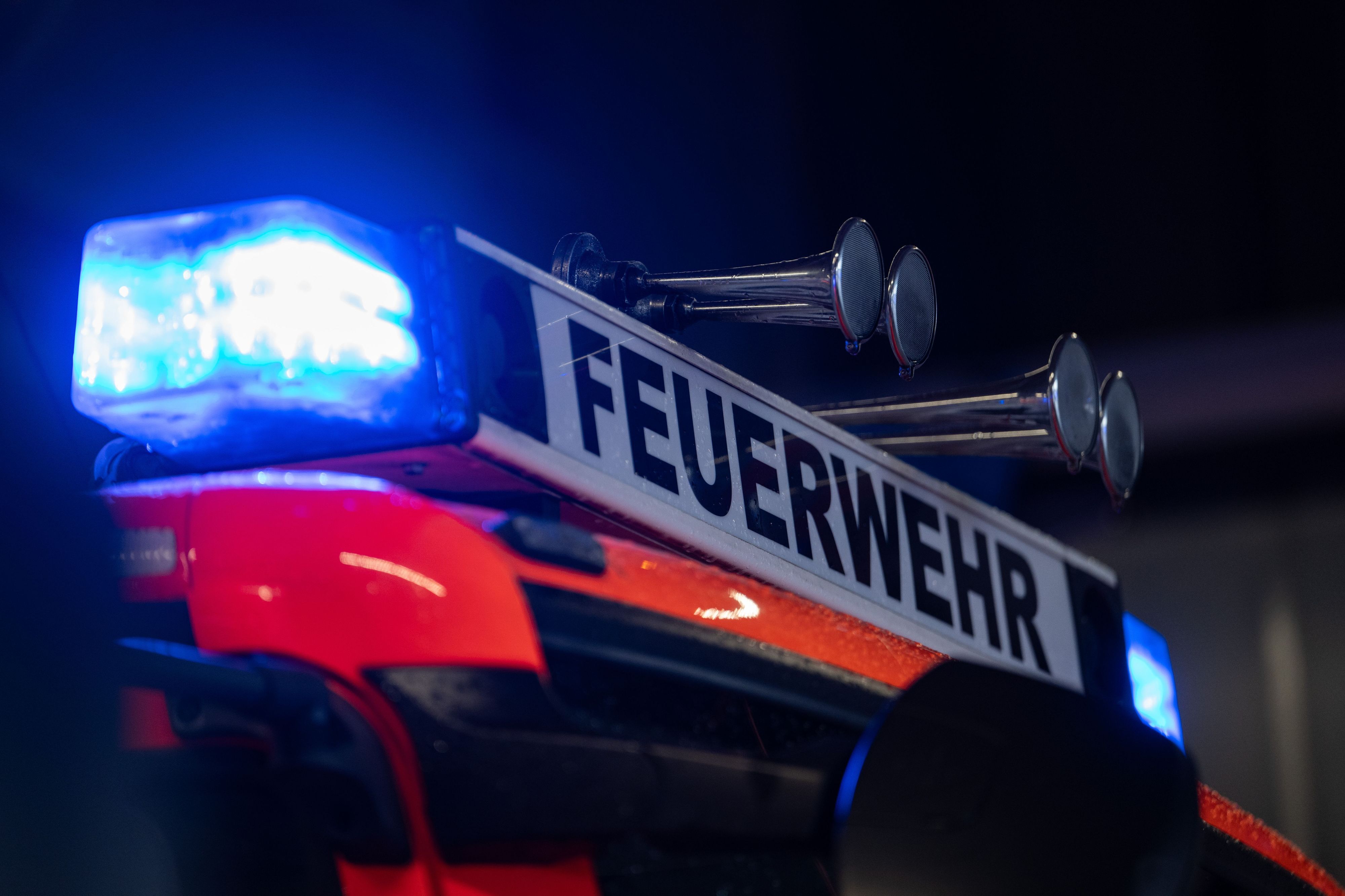 Ein Einsatzfahrzeug der Feuerwehr steht mit Blaulicht bei der Feuerwache. (Symbolfoto)