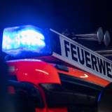 Ein Einsatzfahrzeug der Feuerwehr steht mit Blaulicht bei der Feuerwache. (Symbolfoto)