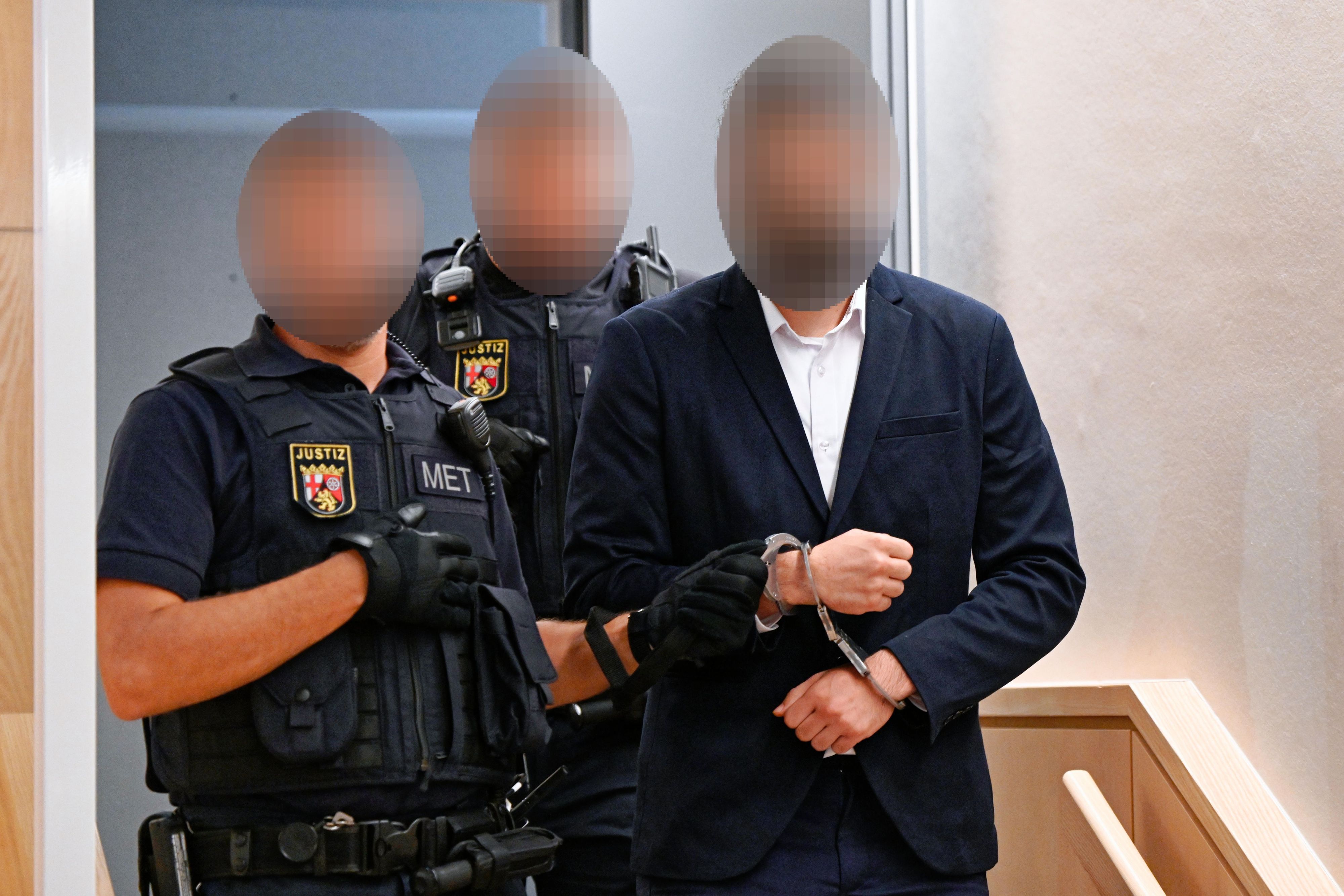 Zweibrücken: Der Angeklagte kommt in den Verhandlungssaal des Landgerichts. Der 26-Jährige ist wegen Körperverletzung mit Todesfolge verurteilt worden.