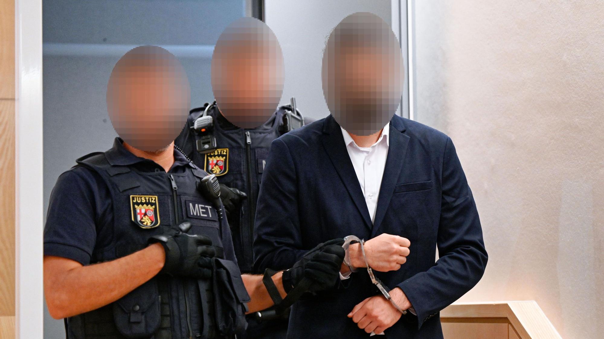 Zweibrücken: Der Angeklagte kommt in den Verhandlungssaal des Landgerichts. Der 26-Jährige ist wegen Körperverletzung mit Todesfolge verurteilt worden.