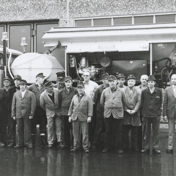 Die Mitarbeiter der Autobahnmeisterei Overath im Jahr 1976. Ganz rechts im Bild: der erste Leiter der Autobahnmeisterei Overath, Hans Deutz