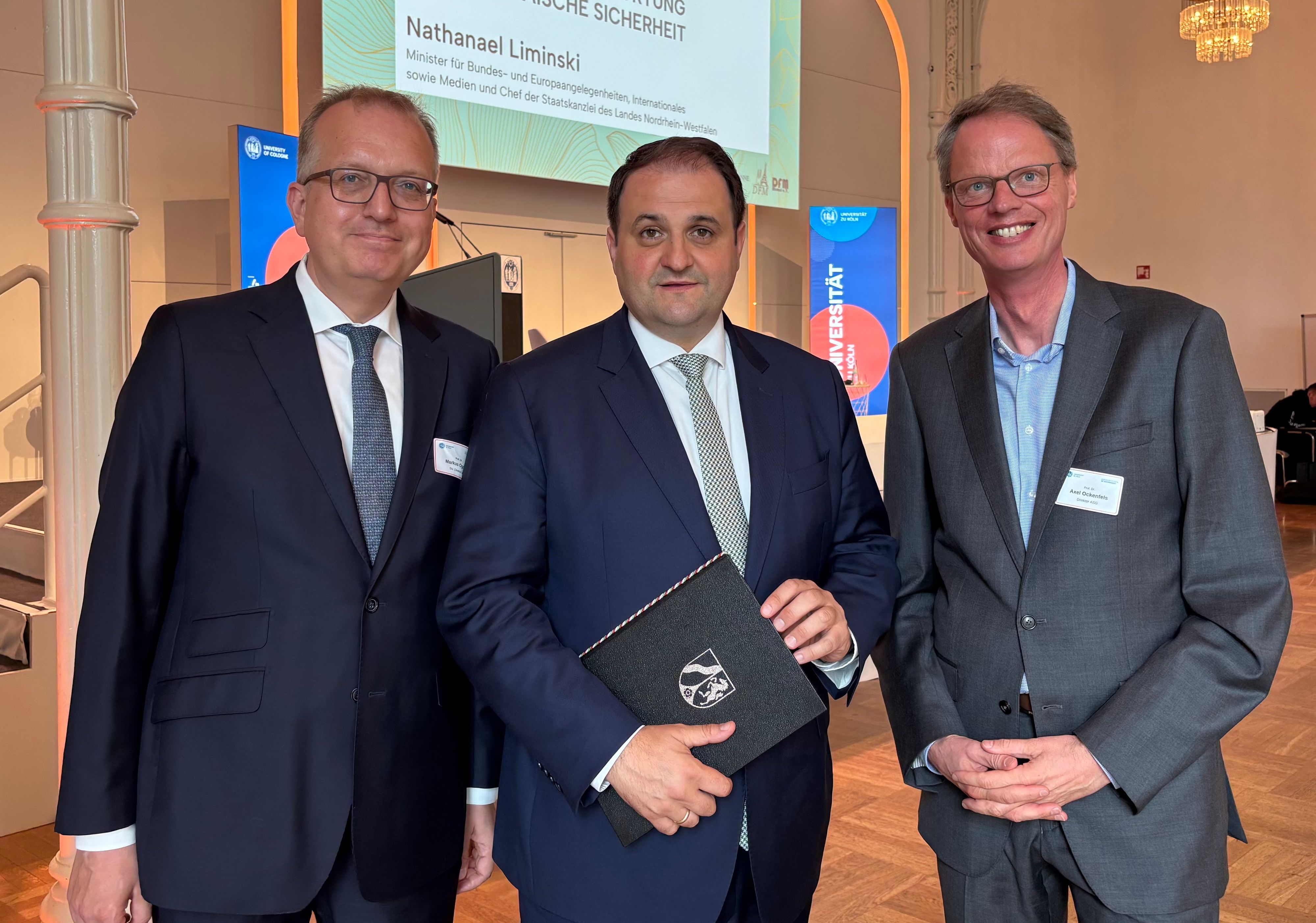 NRW-Europaminister Nathanale Liminski (m.) mit den Professoren Markus Ogorek (l.) und Axel Ockenfelks (r.) von der Adenauer School of Government.