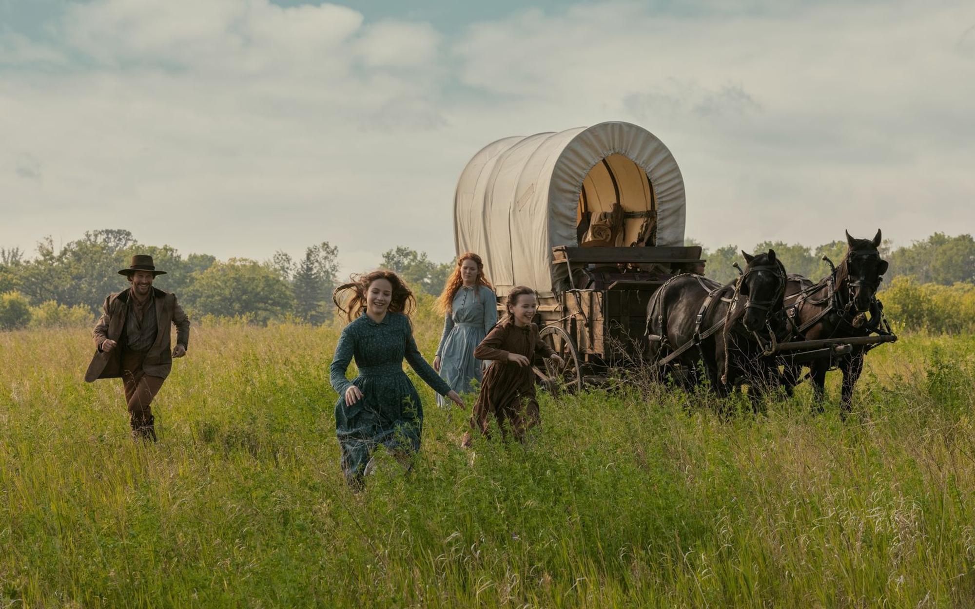 Fans der früheren Serie dürfte dieses Bild bekannt vorkommen, erinnert es doch an deren Vor- und Abspann. Auch im Reboot freuen sich Charles Ingalls (Luke Bracey), Mary (Skywalker Hughes), Caroline (Crosby Fitzgerald) und Laura (Alice Halsey) in Kansas auf einen Neuanfang. (Bild: Eric Zachanowich/Netflix © 2026)