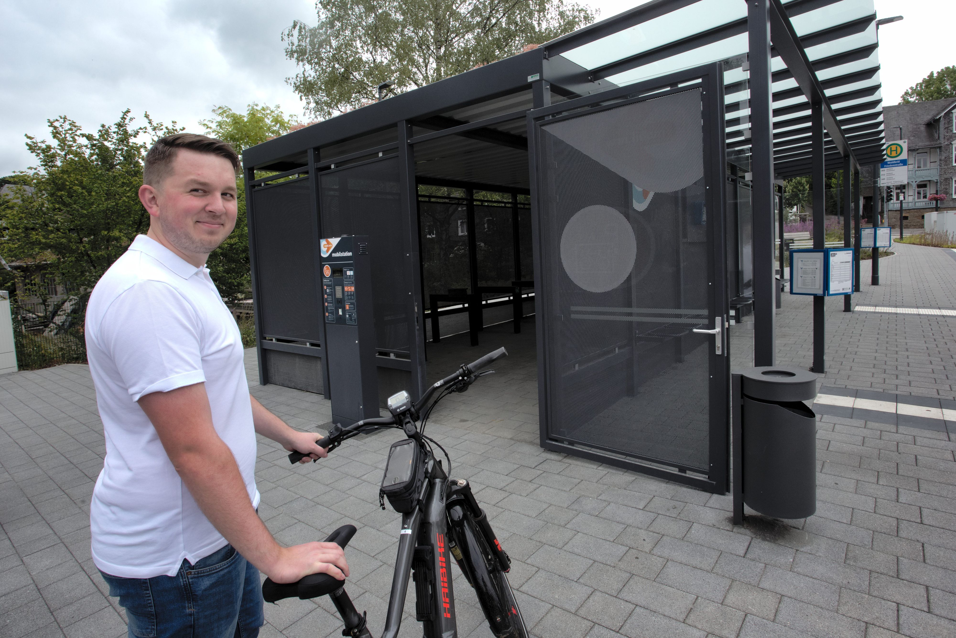Die neue Fahrradgarage auf dem Gelände der ersten Waldbröler Mobilstation steht jedem offen, der an der Friedenstraße in der Mitte der Marktstadt auf den Linienbus oder das eigene Auto umsteigen möchte.