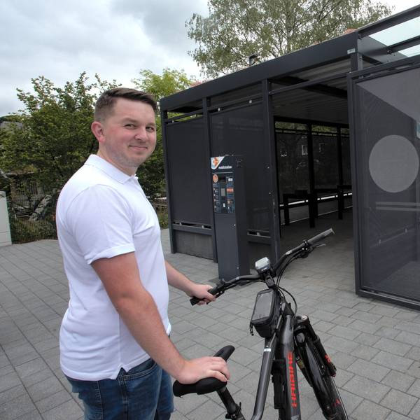Die neue Fahrradgarage auf dem Gelände der ersten Waldbröler Mobilstation steht jedem offen, der an der Friedenstraße in der Mitte der Marktstadt auf den Linienbus oder das eigene Auto umsteigen möchte.