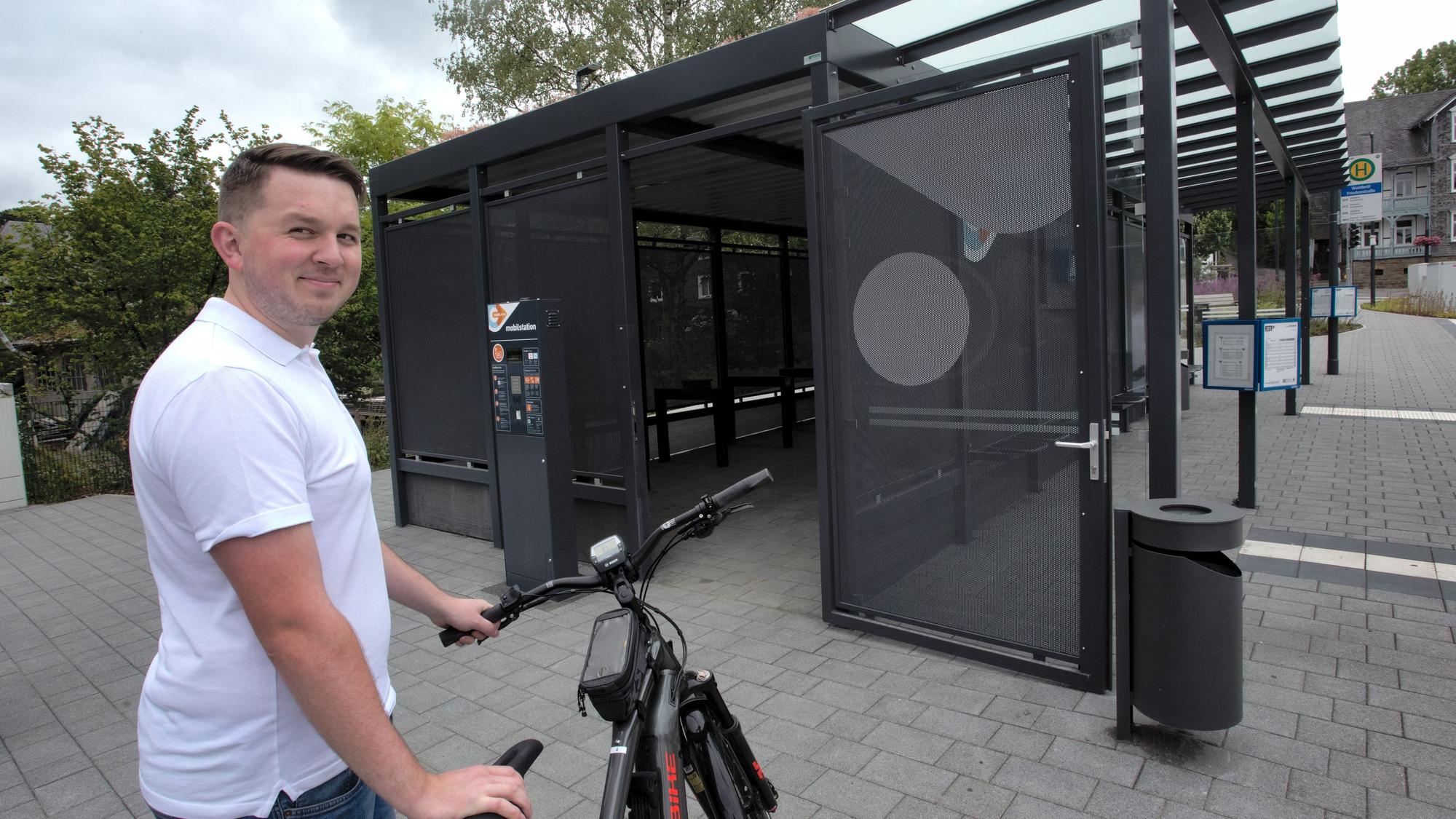 Die neue Fahrradgarage auf dem Gelände der ersten Waldbröler Mobilstation steht jedem offen, der an der Friedenstraße in der Mitte der Marktstadt auf den Linienbus oder das eigene Auto umsteigen möchte.
