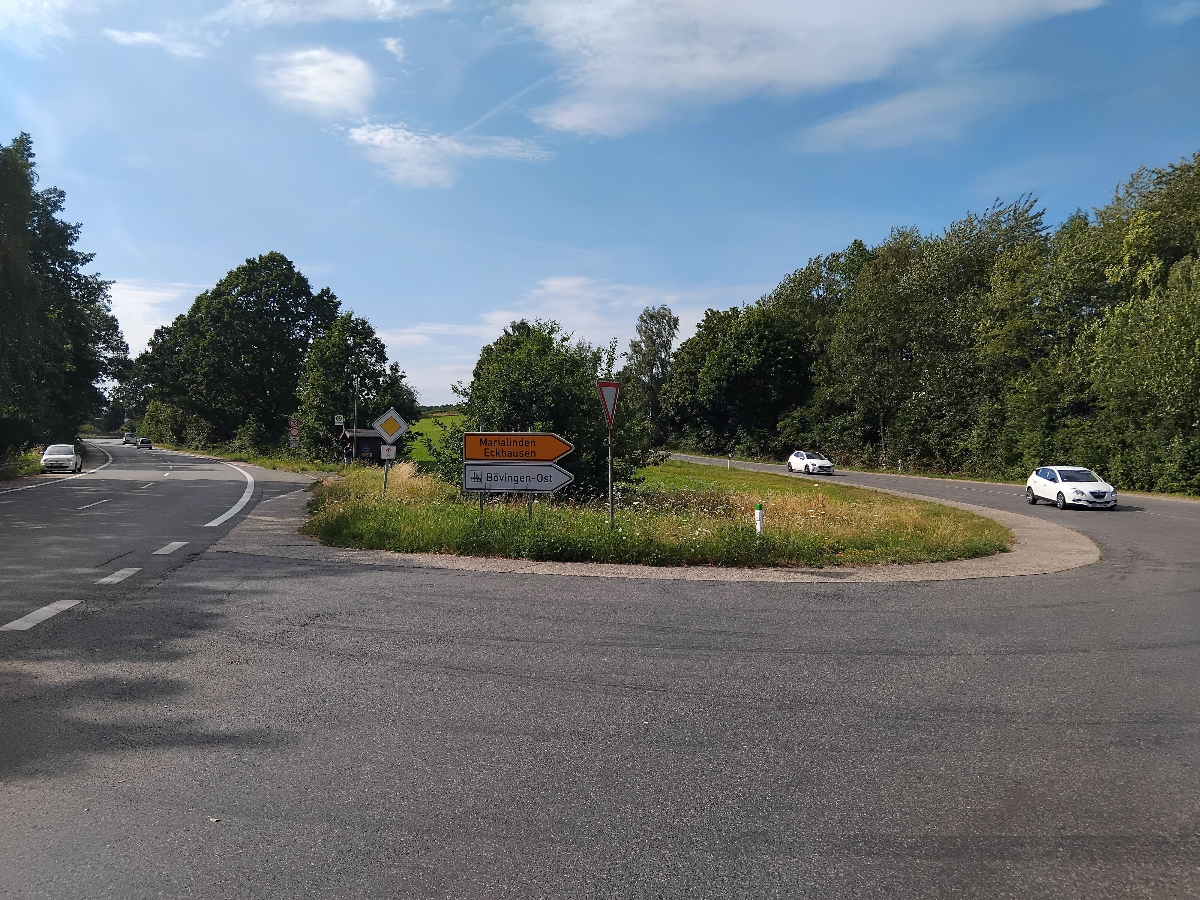 Am Gewerbegebiet Bövingen wäre laut Gemeinde noch Platz für einen Umsteigehalt der verlängerten Schnellbuslinien.