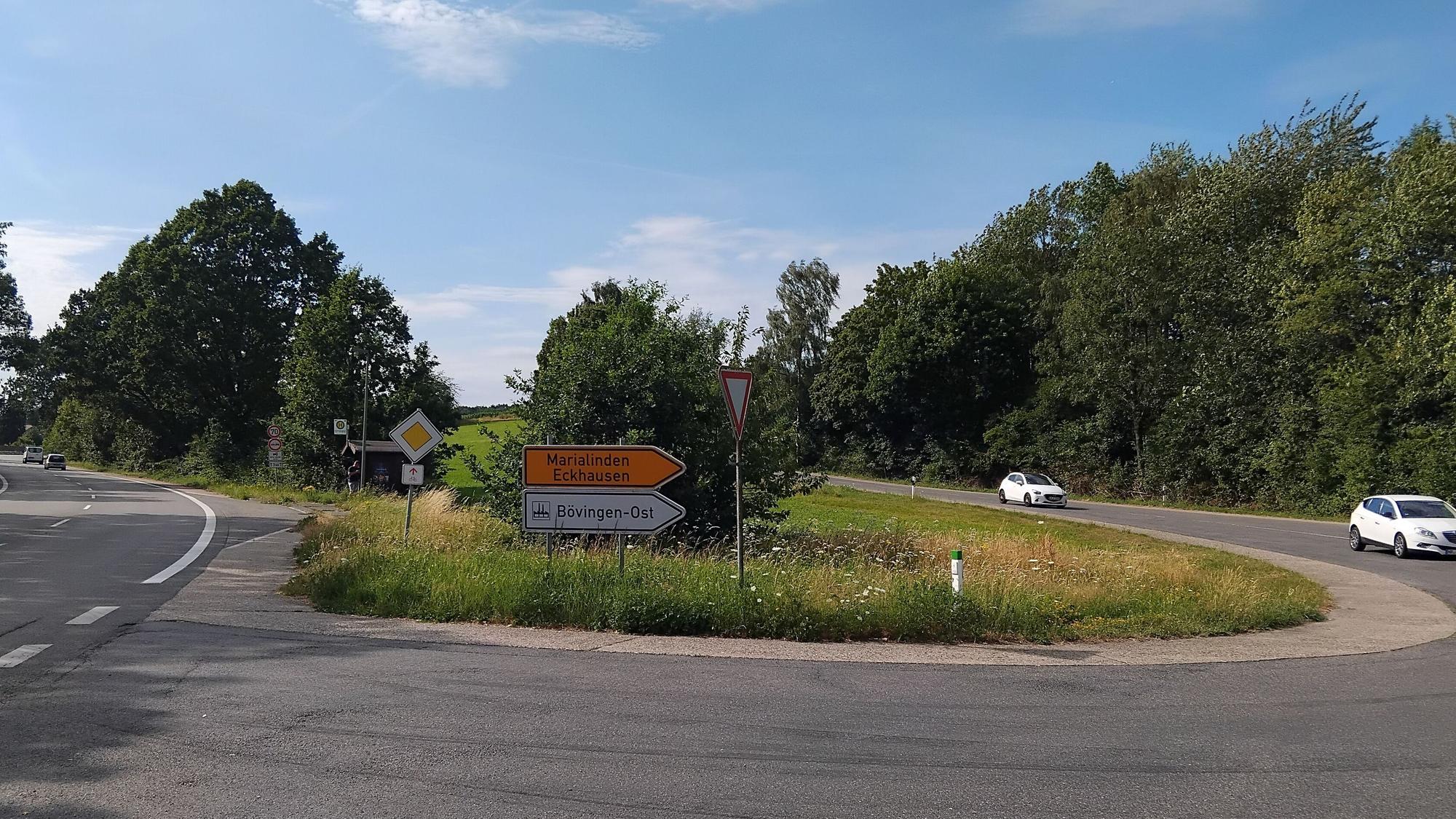 Am Gewerbegebiet Bövingen wäre laut Gemeinde noch Platz für einen Umsteigehalt der verlängerten Schnellbuslinien.