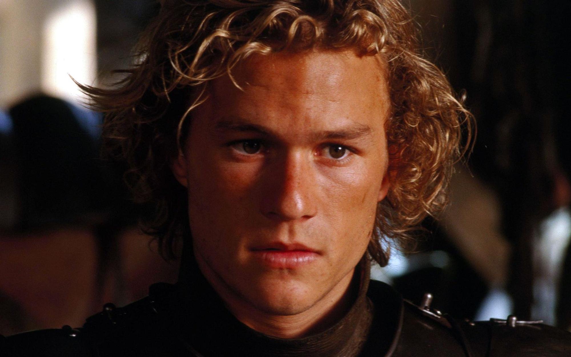 In der Rüstung eines verstorbenen Ritters will der Dachdeckersohn William (Heath Ledger) an einem Turnier teilnehmen. (Bild: 2003 Sony Pictures Television International. All Rights Reserved)