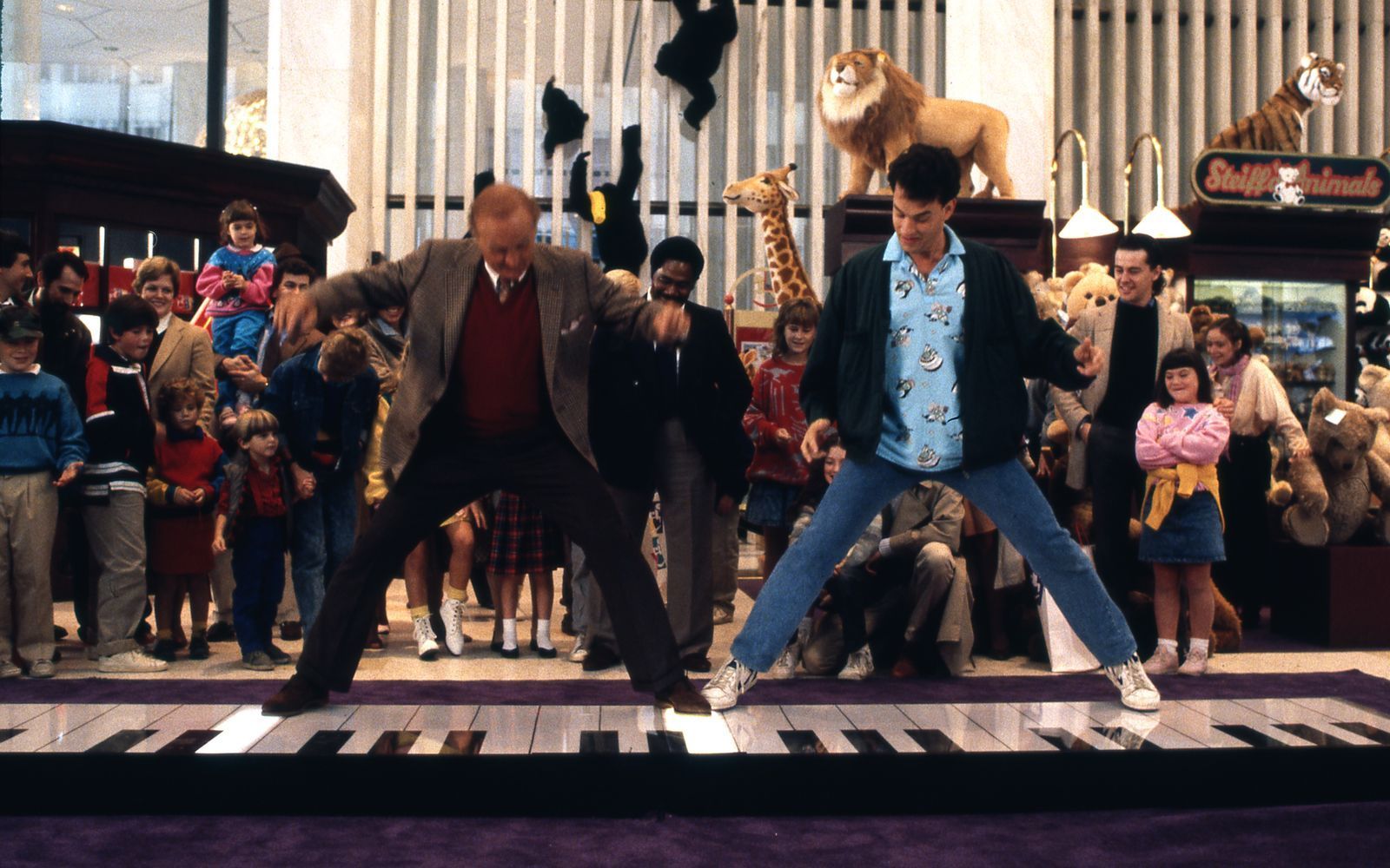 Das verspielte Kind im Manne kehrt Tom Hanks des Öfteren gern heraus. In der Fantasy-Komödie „Big“ von 1988 sogar wortwörtlich: Mit seiner Rolle als Junge im Körper eines Erwachsenen gelang Hanks der endgültige Durchbruch als Schauspieler. (Bild: Fox)
