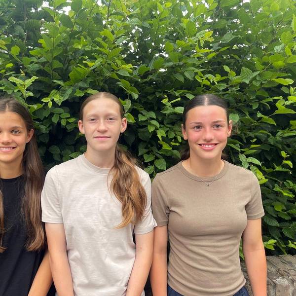 Wechseln vom TuS Zülpich zum 1. FC Köln: Enni Ueckert (v.l.), Sophia Kesseler und Fine Ueckert.