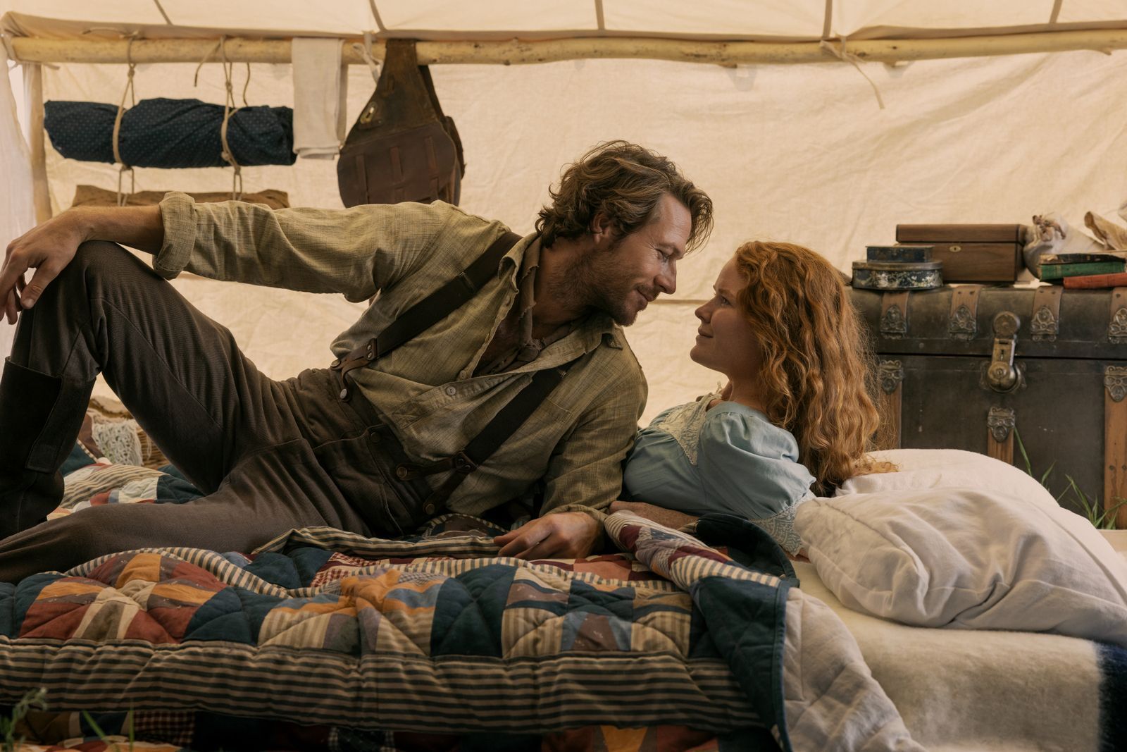 Den Farmer Charles Ingalls (Luke Bracey) und seine Frau Caroline (Crosby Fitzgerald) verbindet eine große Liebe. In Wahrheit hatten sie mehr Kinder als in den Serien. Im Reboot haben sie zu Beginn zwei Töchter - kündigt sich schon bald weiterer Nachwuchs an? (Bild: Eric Zachanowich/Netflix © 2026)