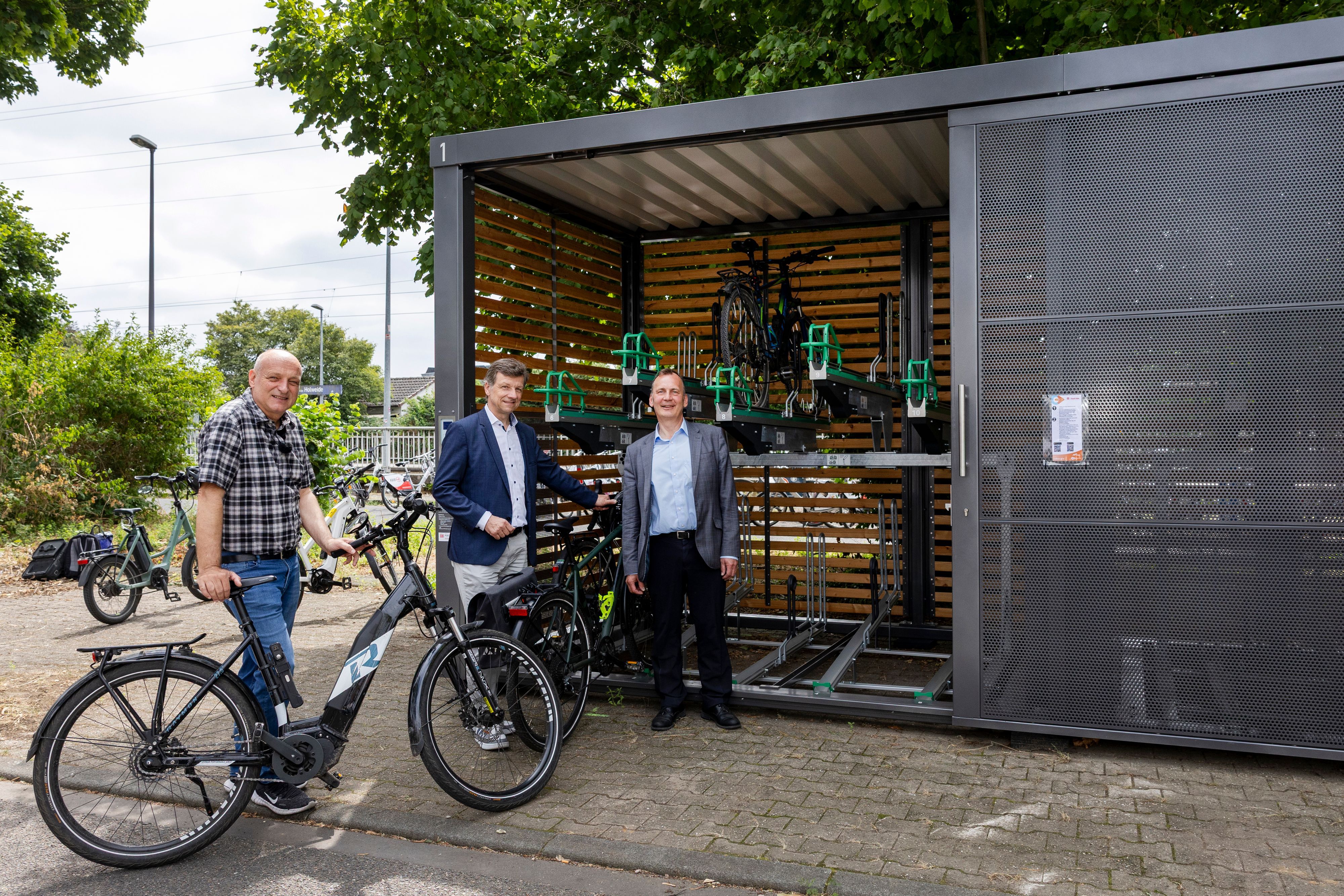 09.07.2026, Köln: Die Stadt Köln eröffnet ihre erste Fahrradsammelgarage am S-Bahnhof Holweide.
Sie will damit die Verknüpfung von Fahrradverkehr und ÖPNV stärken.
Im Bild v.l.n.r. Jürgen Möllers, Ascan Egerer und Holger Fritsch
Foto: Michael Bause