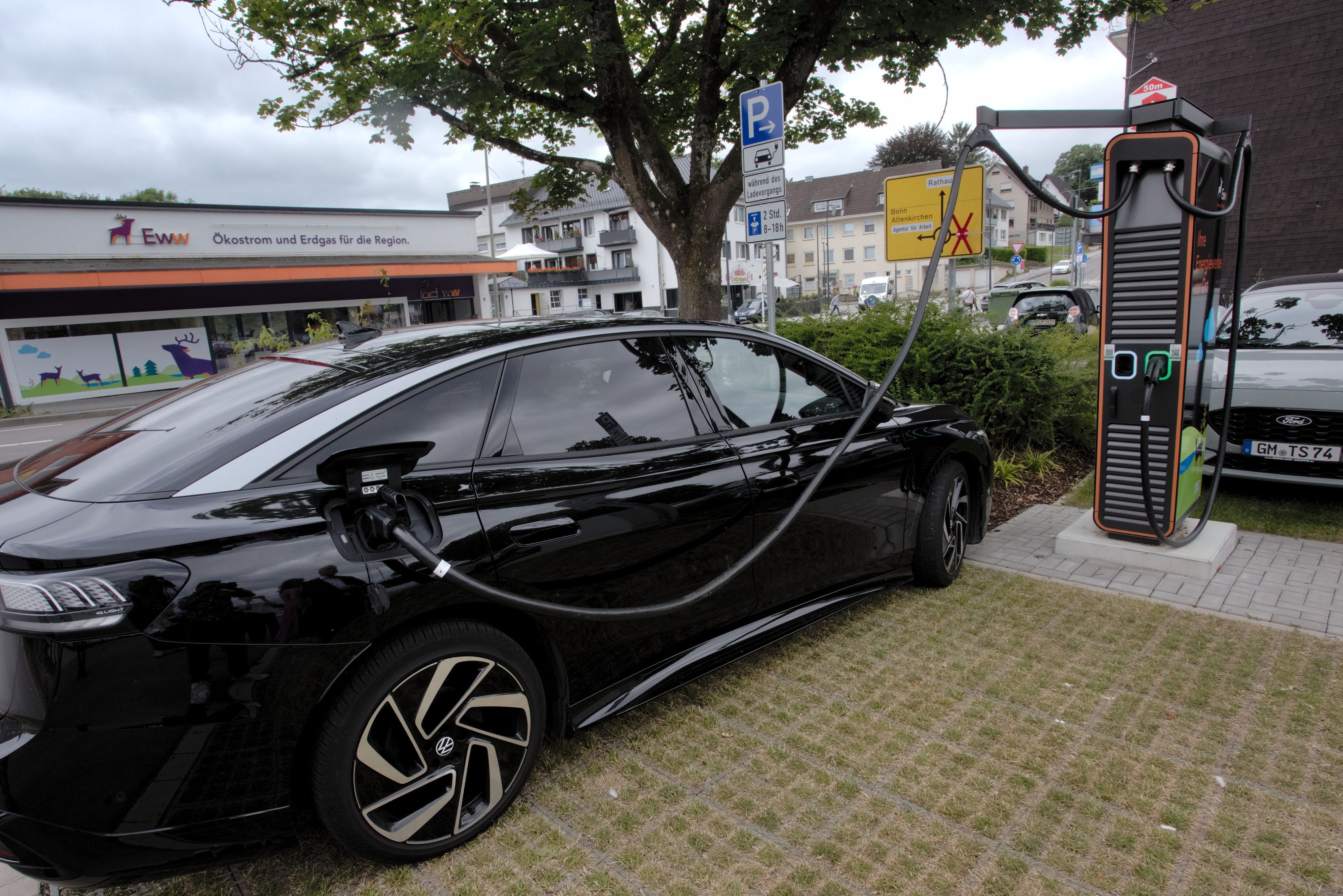 Auf dem neuen Parkplatz an der Nümbrechter Straße, also der Mobilstation gegenüber, haben die Waldbröler Energiewerke zudem eine Schnellladesäule aufgestellt.