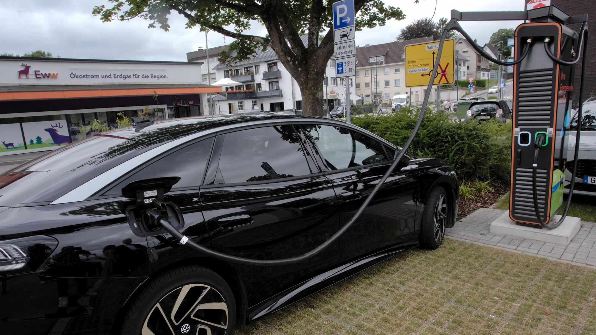 Auf dem neuen Parkplatz an der Nümbrechter Straße, also der Mobilstation gegenüber, haben die Waldbröler Energiewerke zudem eine Schnellladesäule aufgestellt.