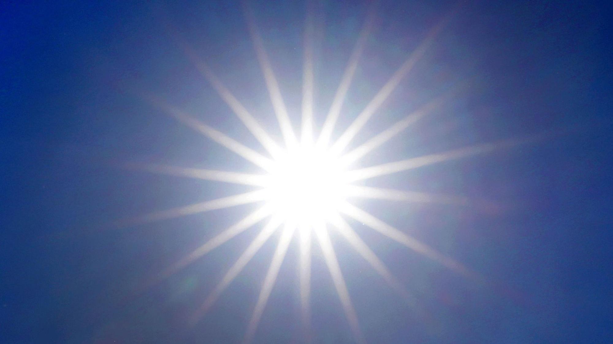 Die Sonne strahlt von einem wolkenlosen Himmel. In diesem Jahr sind nach Schätzungen des Robert Koch-Instituts (RKI) bereits zahlreiche Menschen im Zusammenhang mit Hitze gestorben.