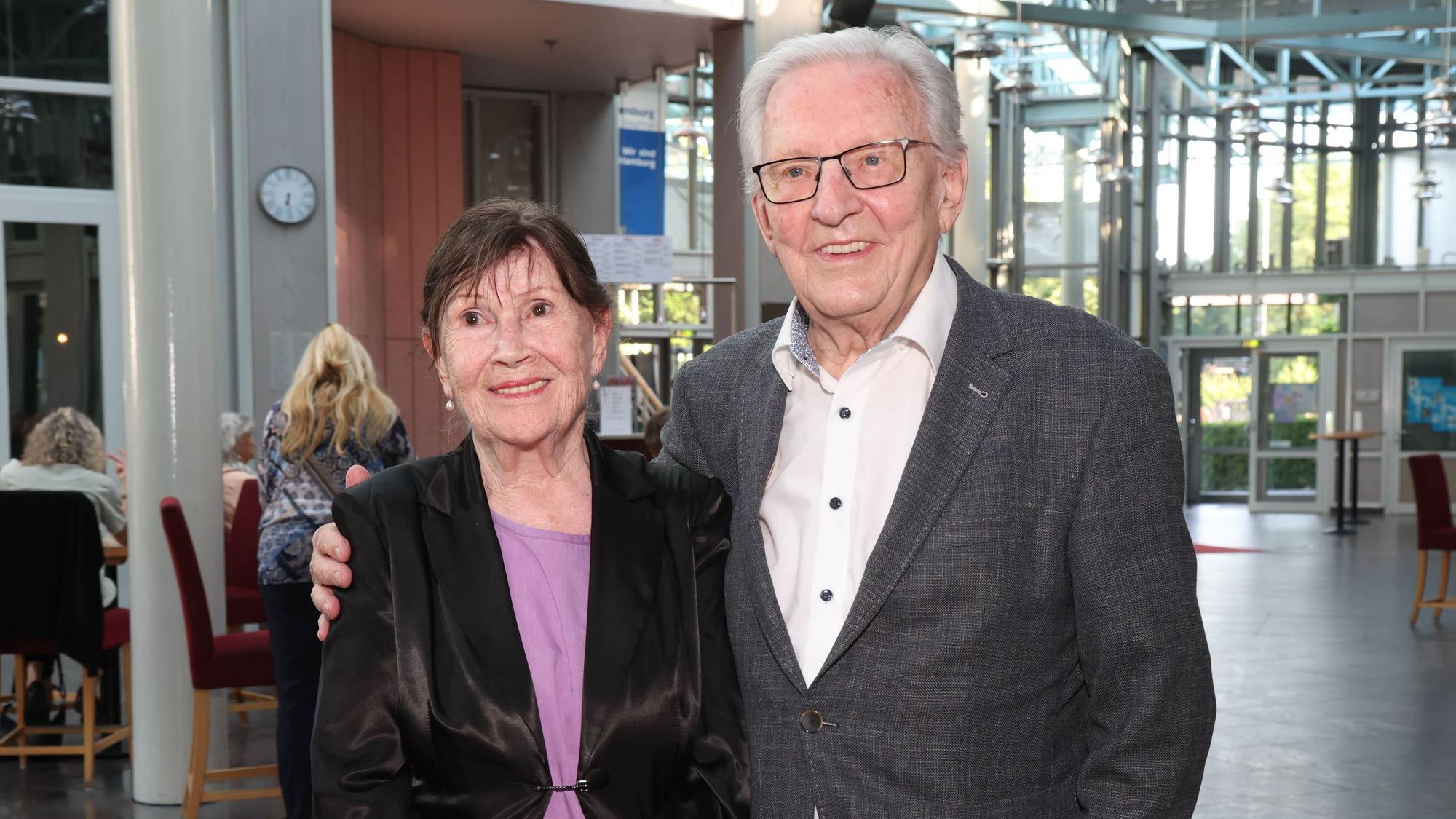 Joachim „Jo“ Brauner, ehemaliger „Tagesschau“-Sprecher, mit seiner Ehefrau Ann bei der Premiere der Komödie „Höchste Zeit“ im Winterhuder Fährhaus in Hamburg.