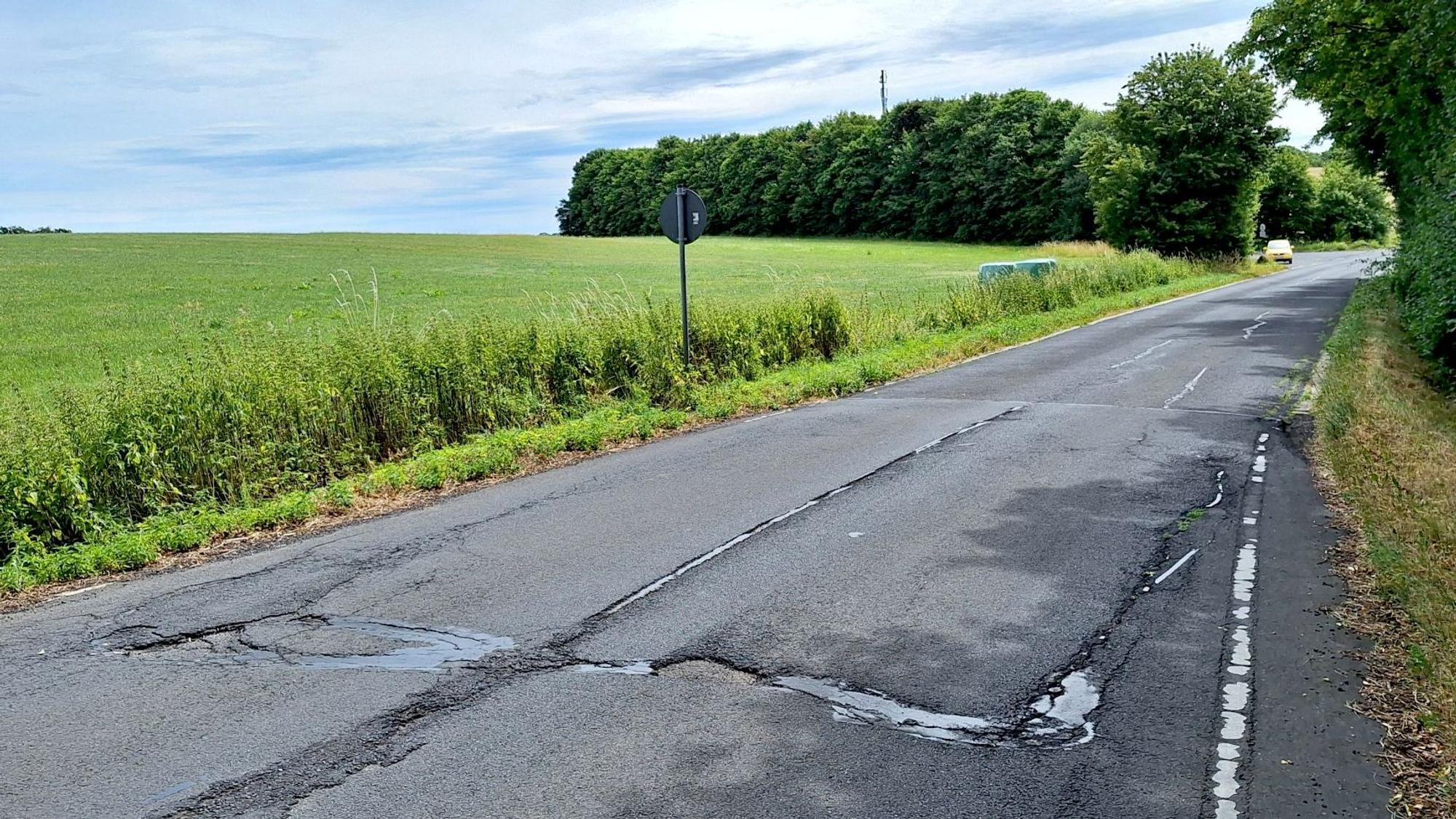 Die Finkenbergstraße ausgangs des Gewerbegebietes zeigt etliche tiefe Risse im Asphalt.