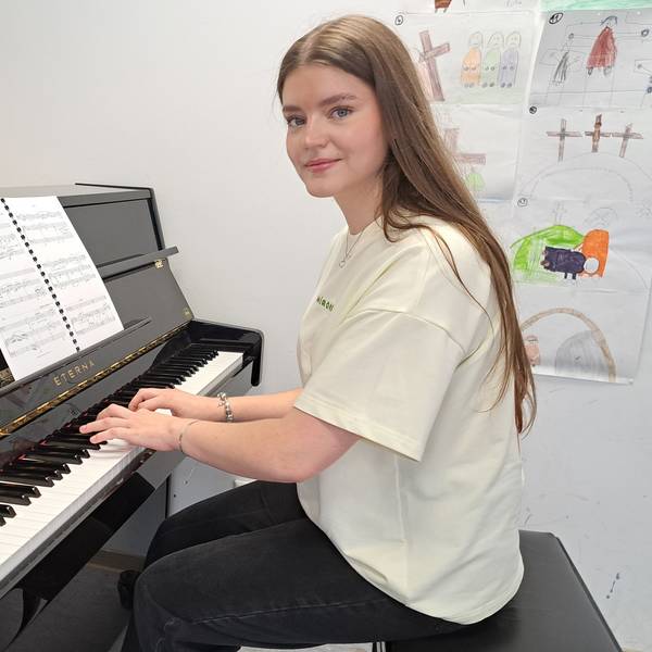 Franziska Wendland an einem Klavier.