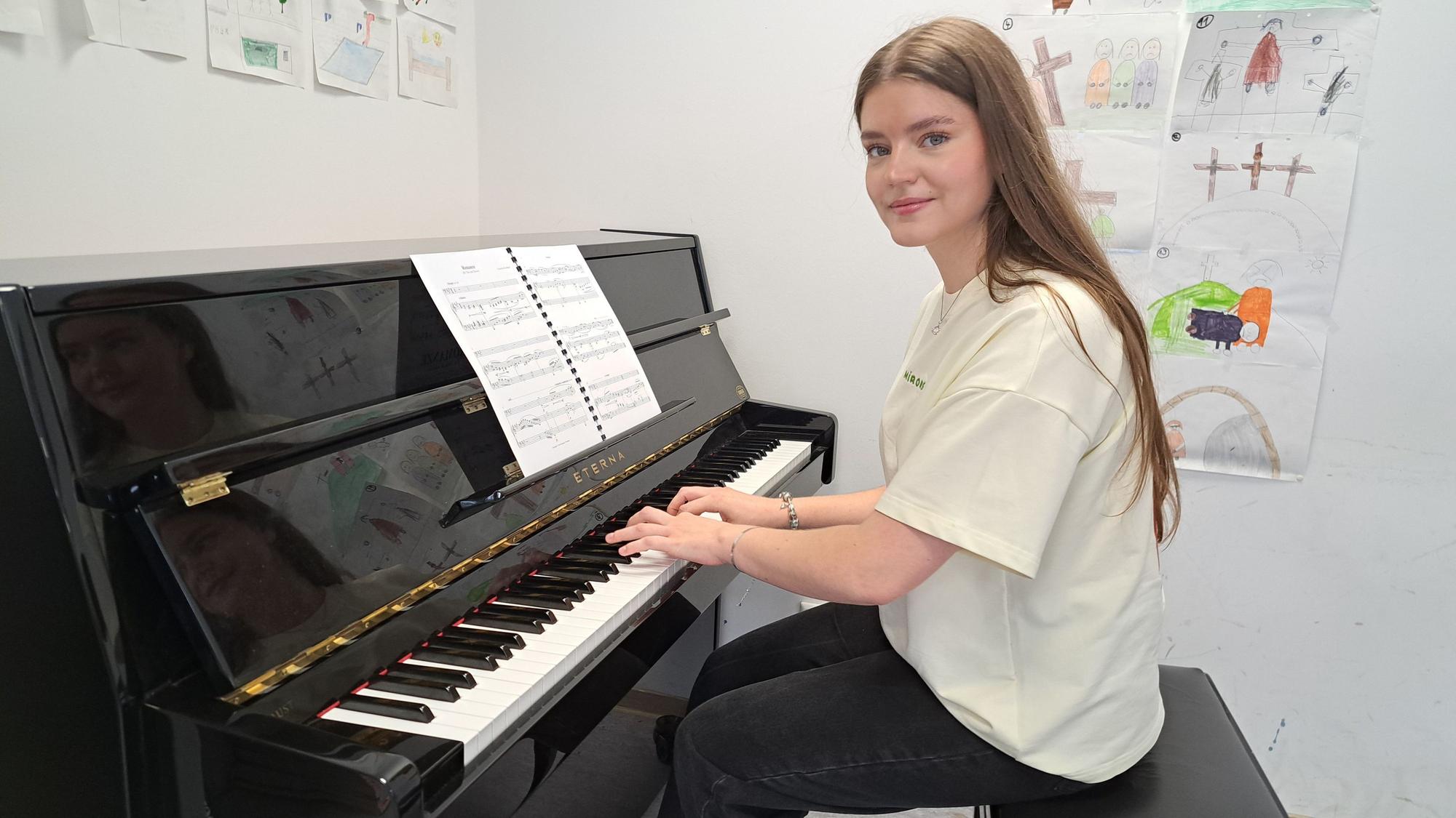 Franziska Wendland an einem Klavier.