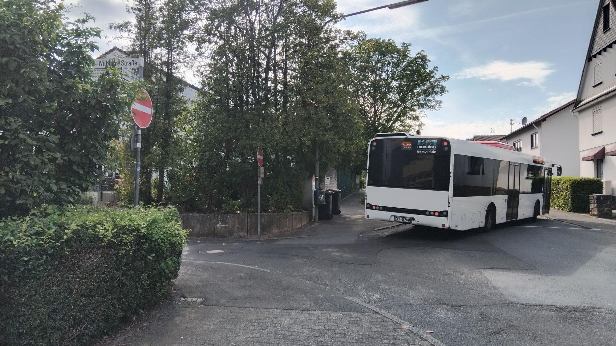 Gefährliche Ecke: Aus der schmalen Fritz-Wilhelm-Straße auf die Schulstraße können lange Gelenkbusse nicht abbiegen.