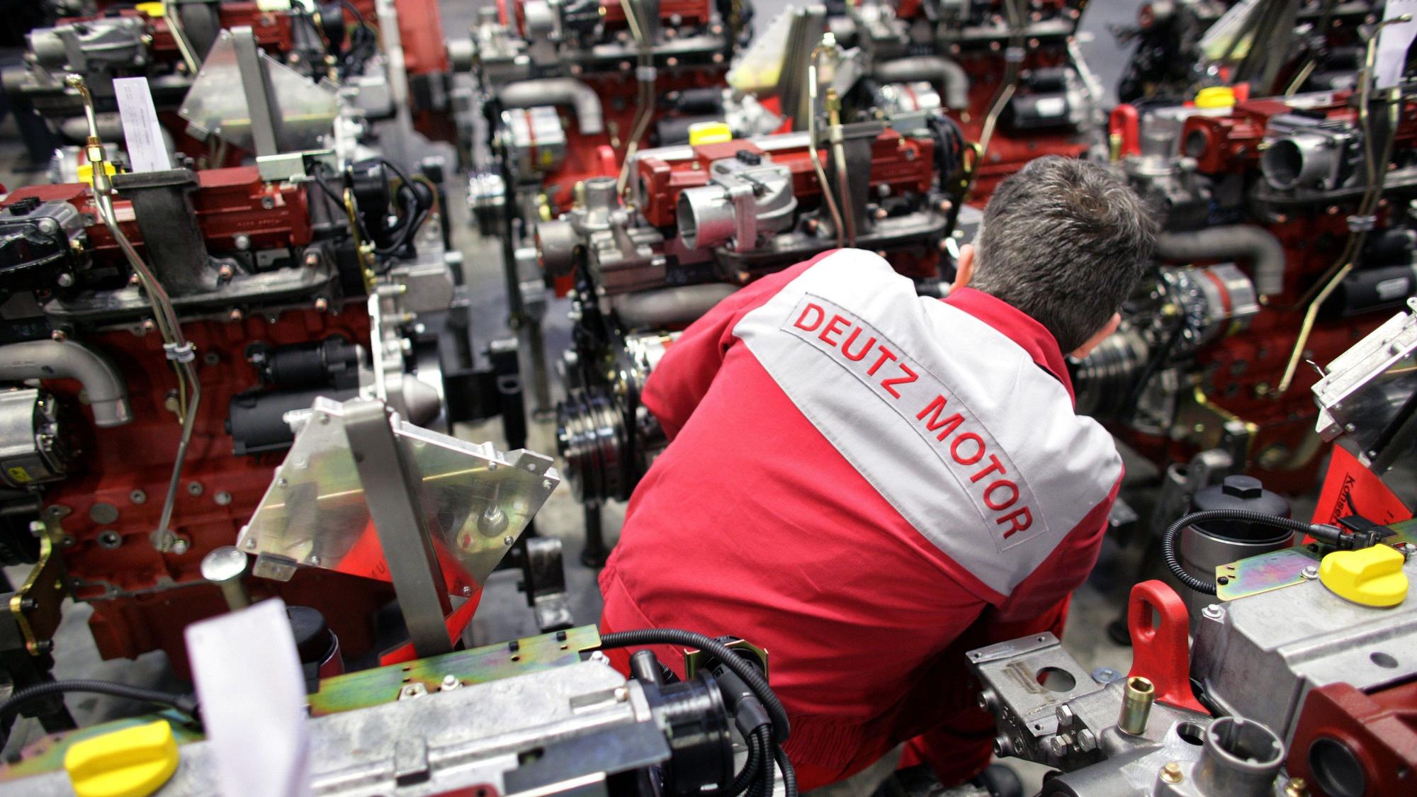 Ein Mitarbeiter der Deutz AG schraubt in Köln an einem Motor.