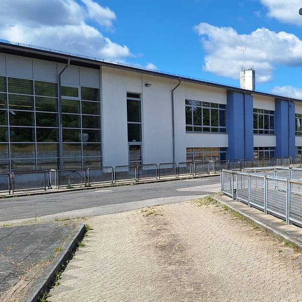 Der Busbahnhof an der Gesamtschule Eifel in Blankenheim.