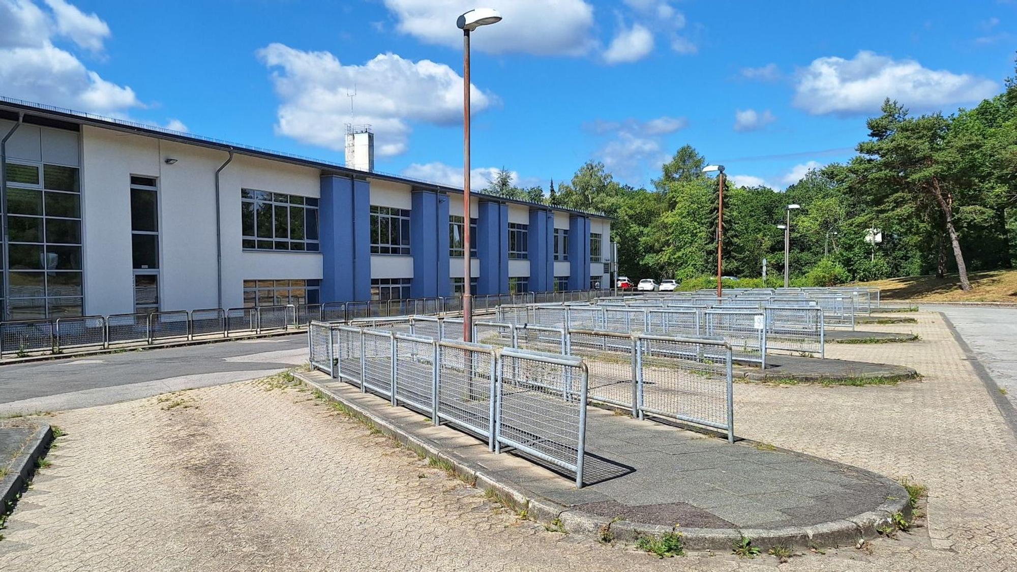Der Busbahnhof an der Gesamtschule Eifel in Blankenheim.