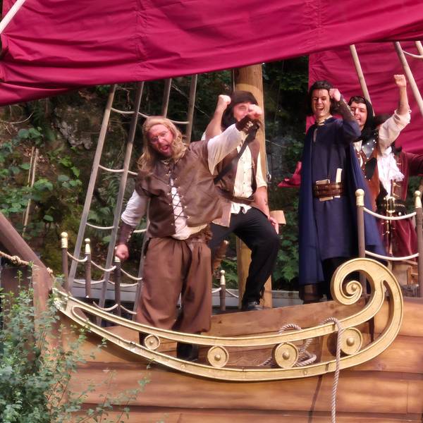 Piratendarsteller auf dem Bühnenschiff.