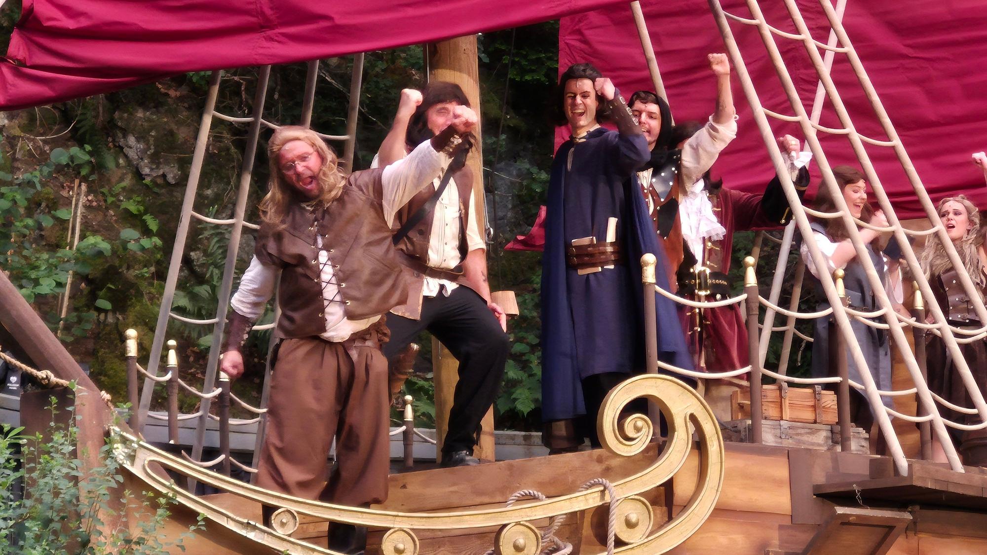 Piratendarsteller auf dem Bühnenschiff.