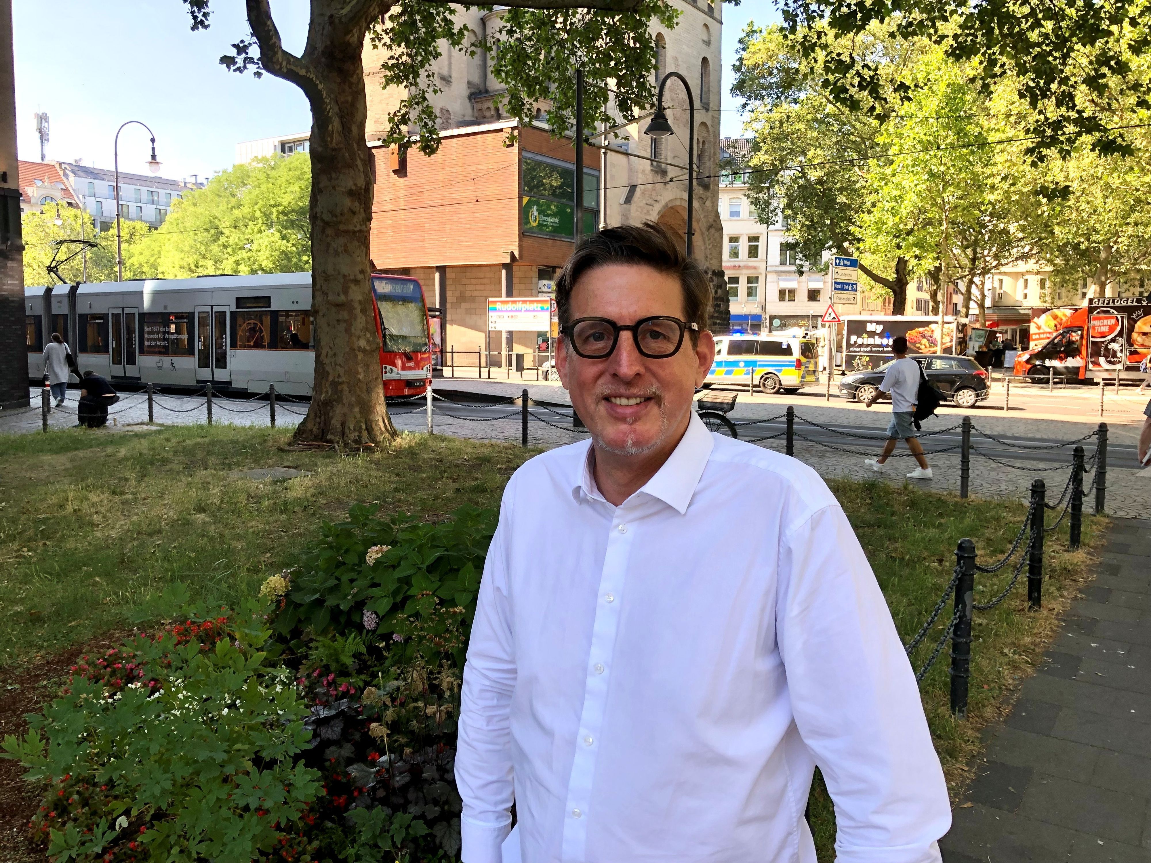 André Schulze Isfort hat sich dafür eingesetzt, eine Grünfläche am Rudolfplatz nach der Sängerin Marie-Luise Nikuta zu benennen.