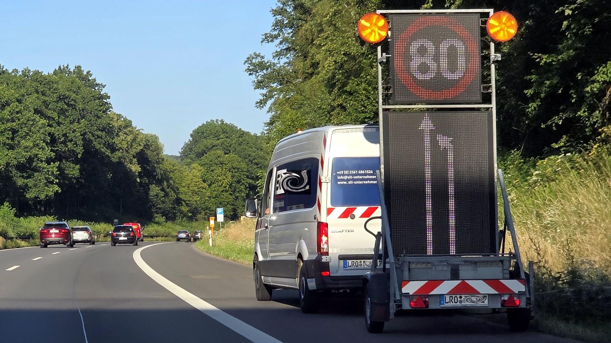 Eine Leuchttafel kündigt eine Fahrstreifensperrung auf der A4 bei Moitzfeld an.