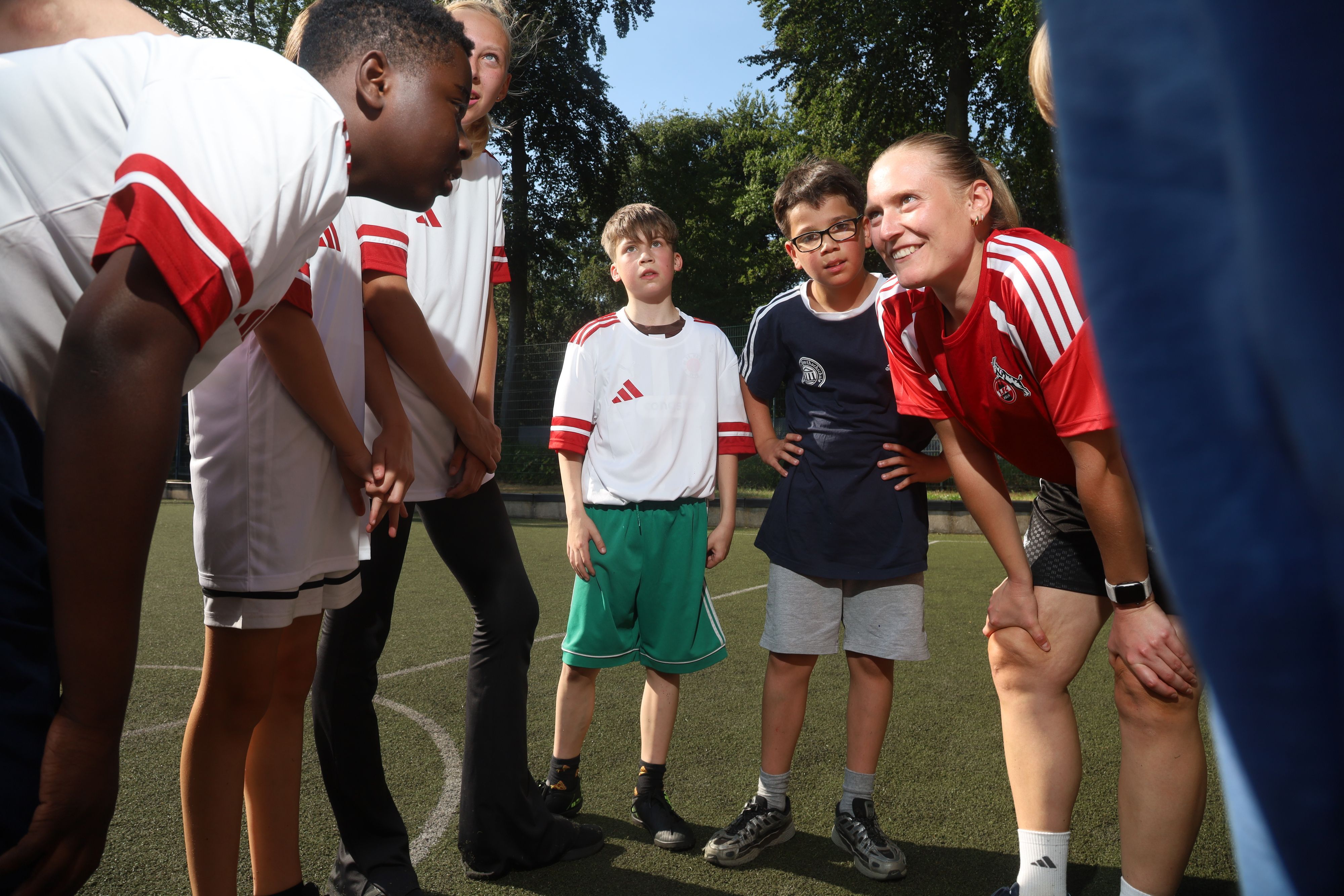 Zweimal pro Woche spielen Kölner Kinder mit schweren Herzfehlern an der Sporthochschule im Rahmen einer Studie Fußball.