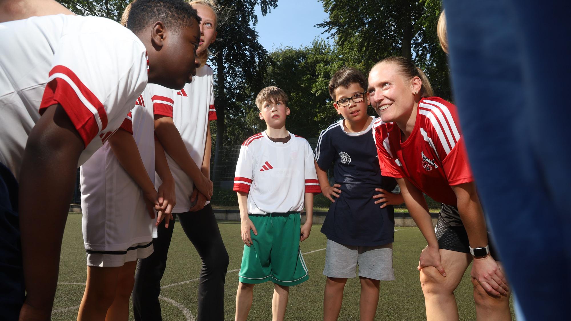 Zweimal pro Woche spielen Kölner Kinder mit schweren Herzfehlern an der Sporthochschule im Rahmen einer Studie Fußball.