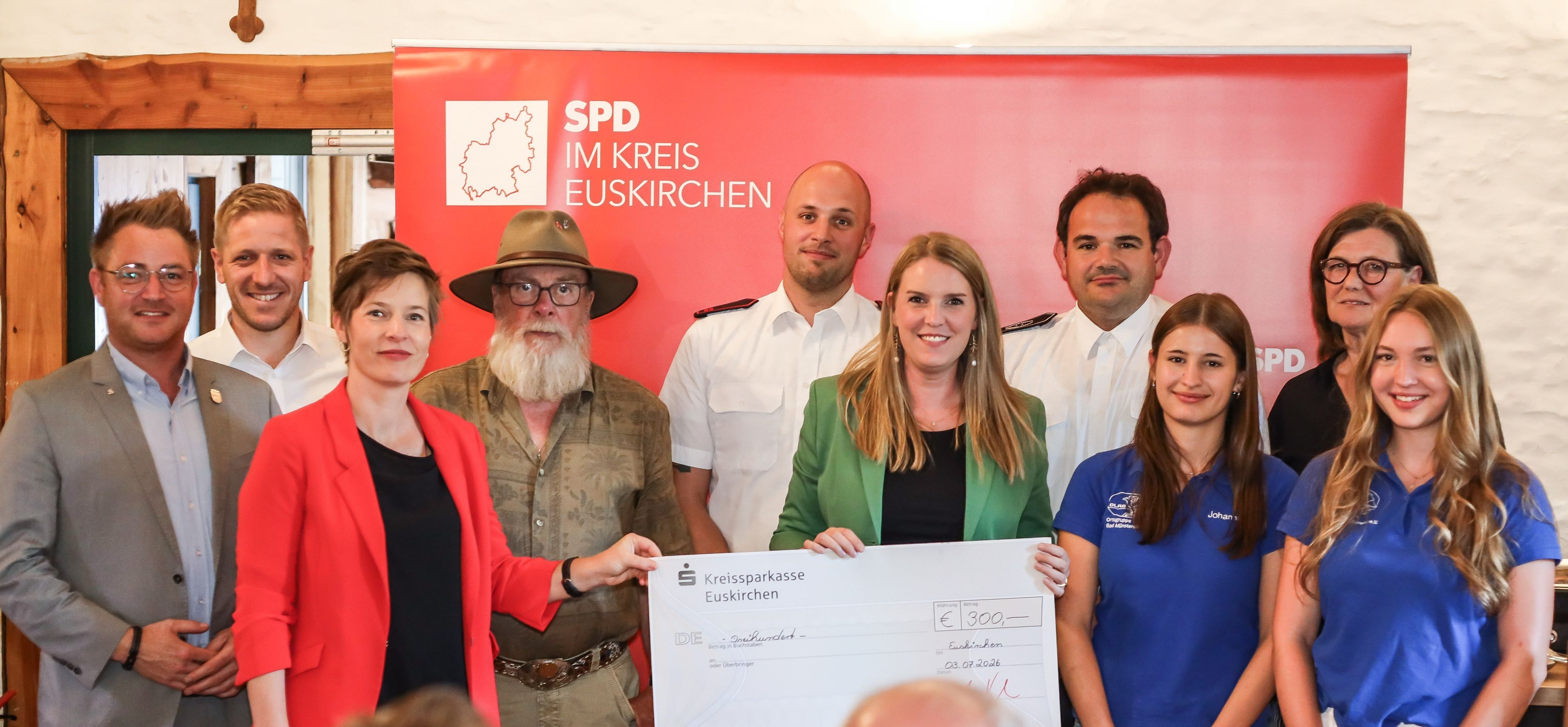 Das Bild zeigt Geehrte und Organisatoren des Ehrenamtspreises der SPD.